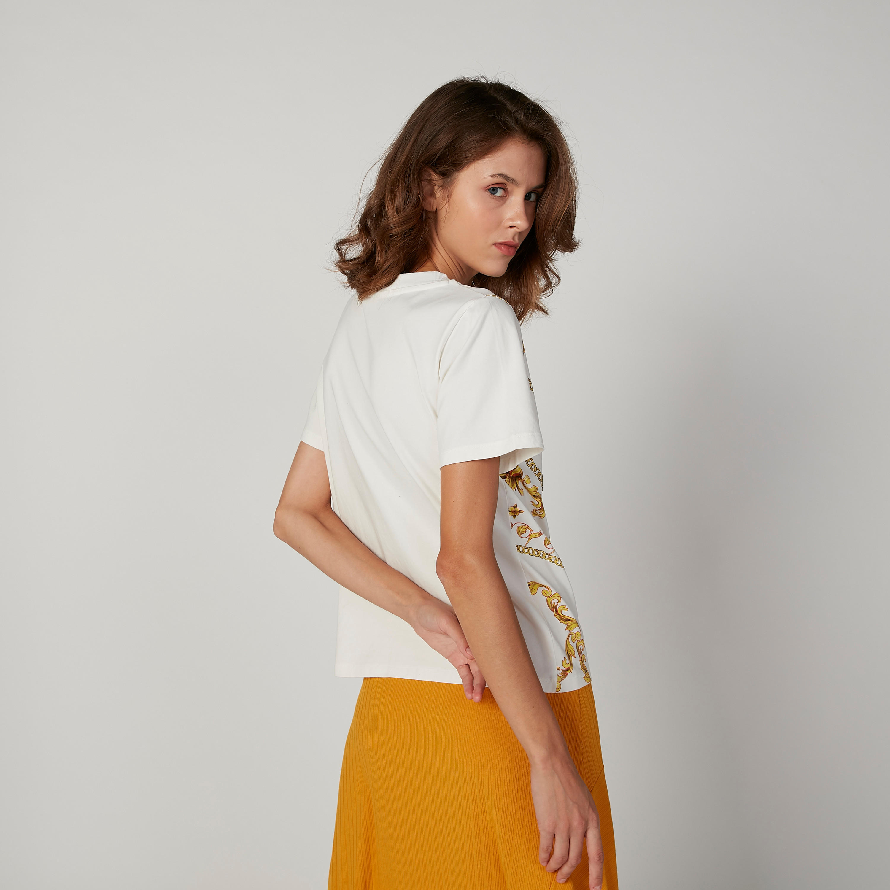 بلوزة سليم بياقة مستديرة وأكمام قصيرة وطبعات من آيكونيك-women-clothing-tshirts-image-4