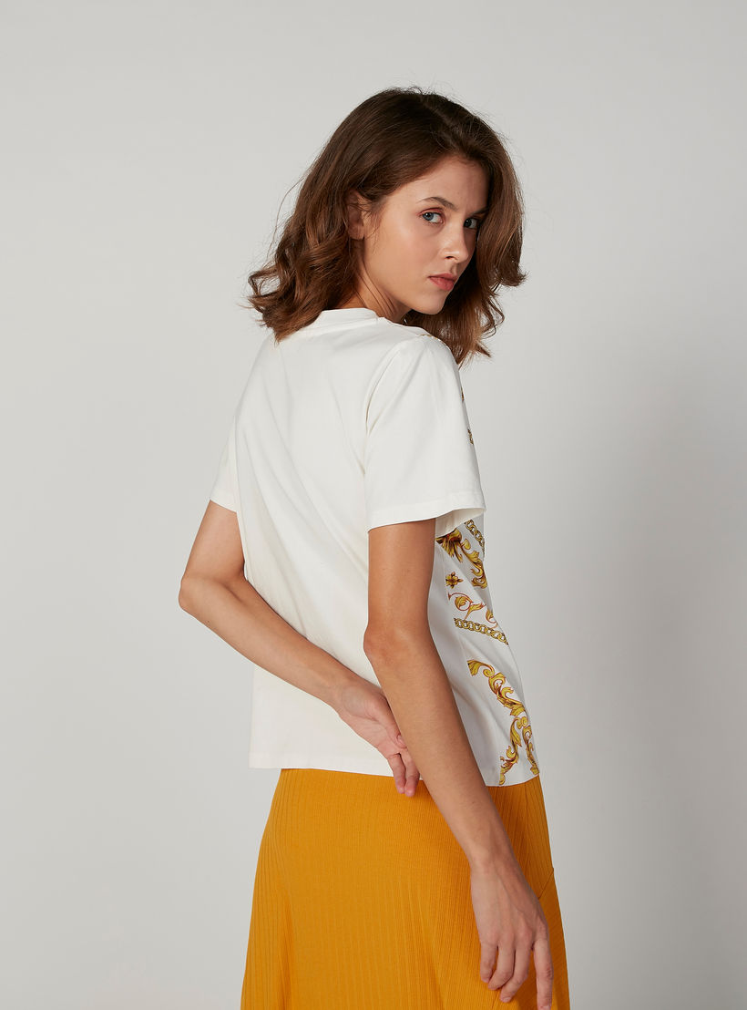بلوزة سليم بياقة مستديرة وأكمام قصيرة وطبعات من آيكونيك-women-clothing-tshirts-image-4