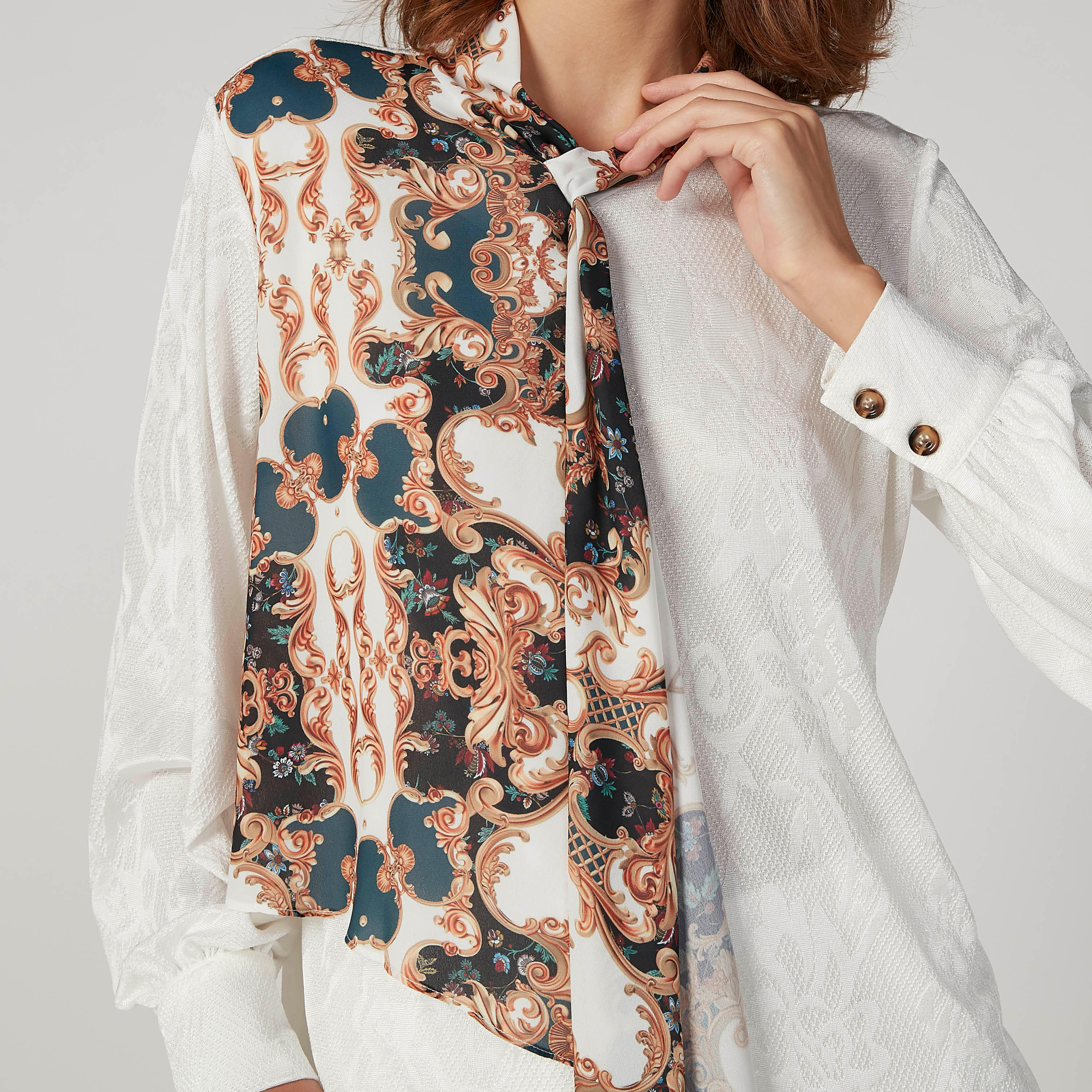 بلوزة بأكمام طويلة وطبعات مع ربطة عنق من آيكونيك-women-clothing-shirtsandblouses-blouses-image-2