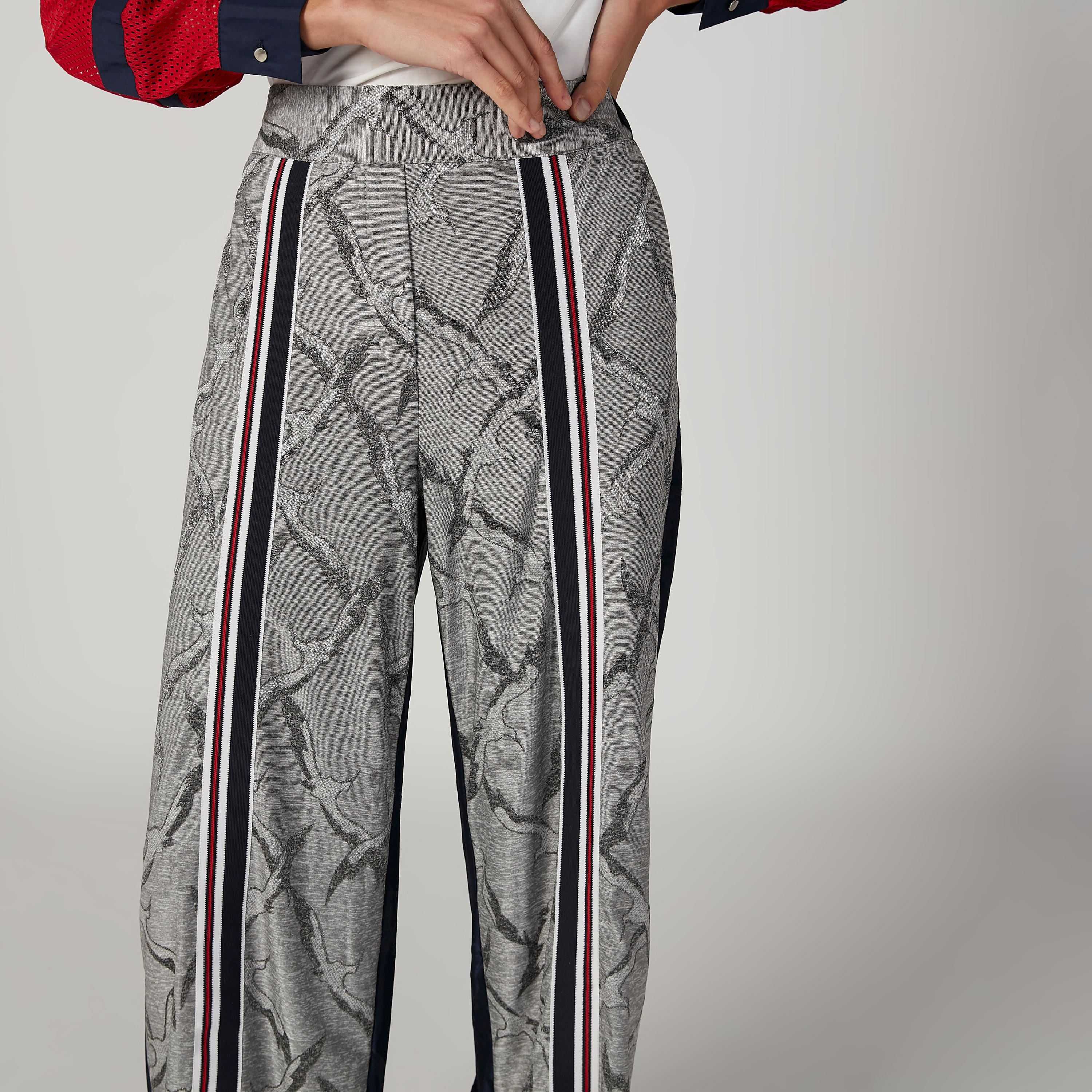 بنطلون بالازو بخصر مطاطي مرتفع وطبعات من آيكونيك-women-clothing-bottoms-trousers-image-3