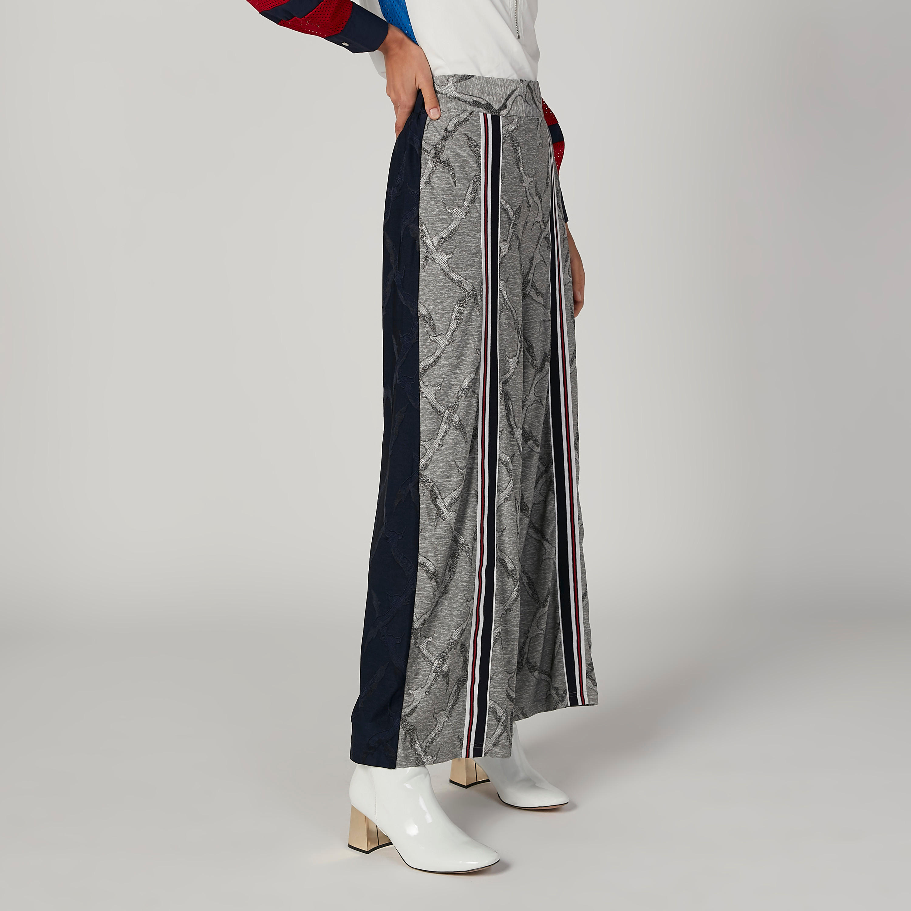 بنطلون بالازو بخصر مطاطي مرتفع وطبعات من آيكونيك-women-clothing-bottoms-trousers-image-5
