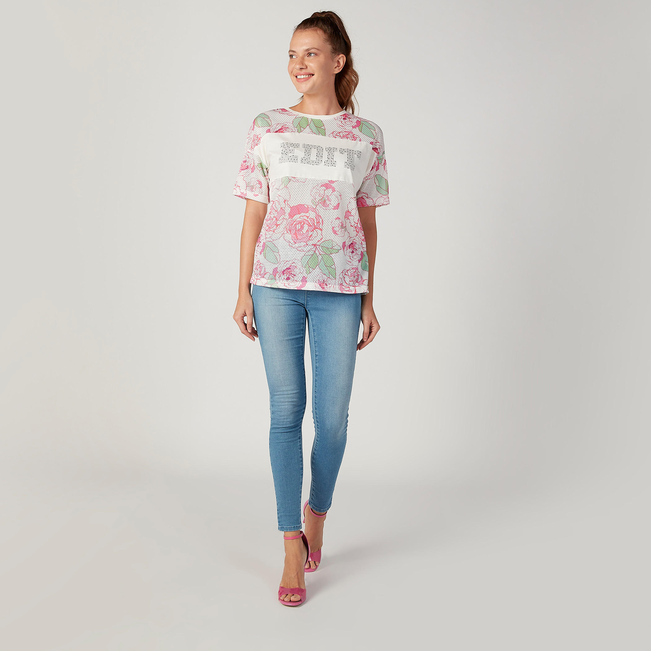 بلوزة سليم بياقة مستديرة وأكمام قصيرة وطبعات من آيكونيك-women-clothing-tshirts-image-2