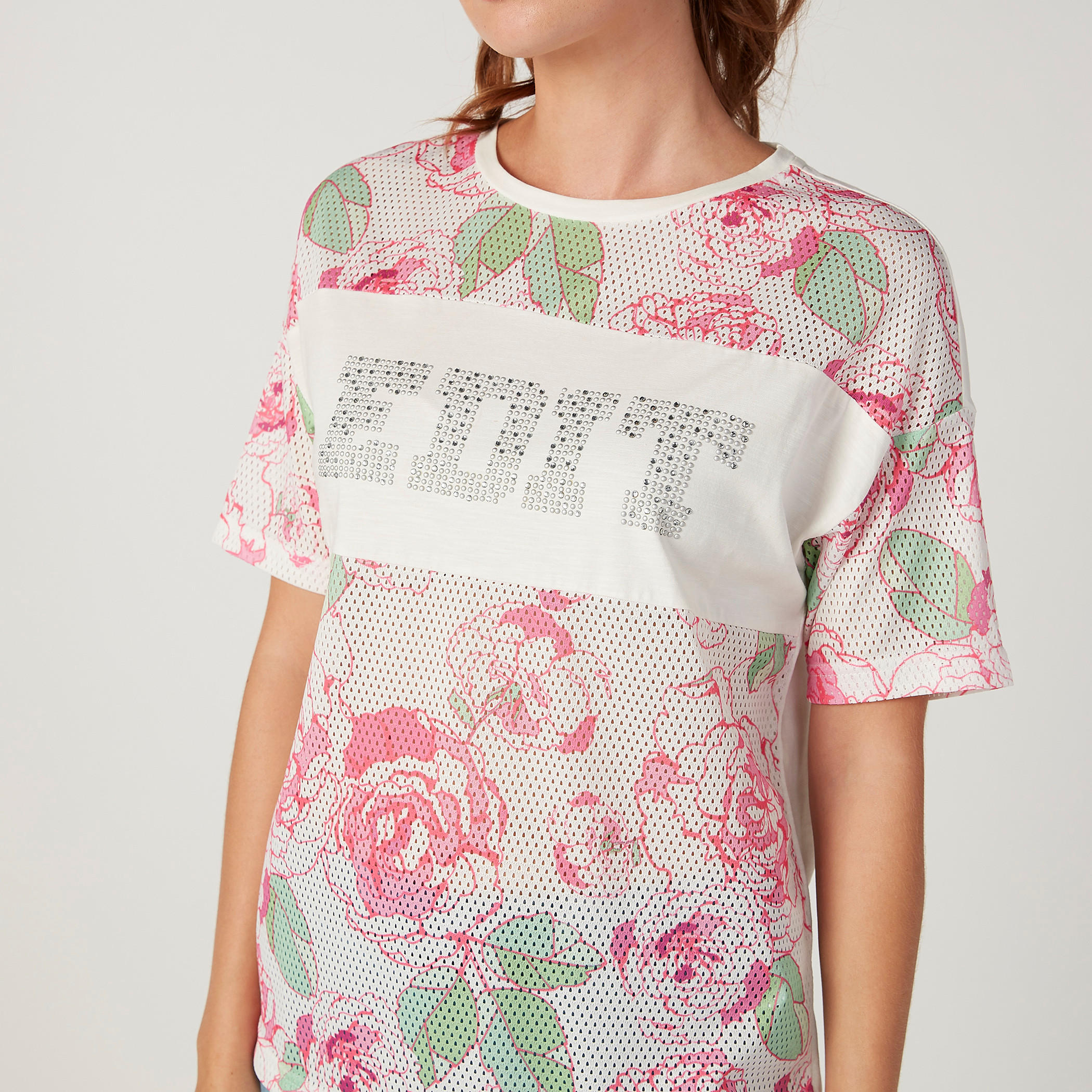 بلوزة سليم بياقة مستديرة وأكمام قصيرة وطبعات من آيكونيك-women-clothing-tshirts-image-3
