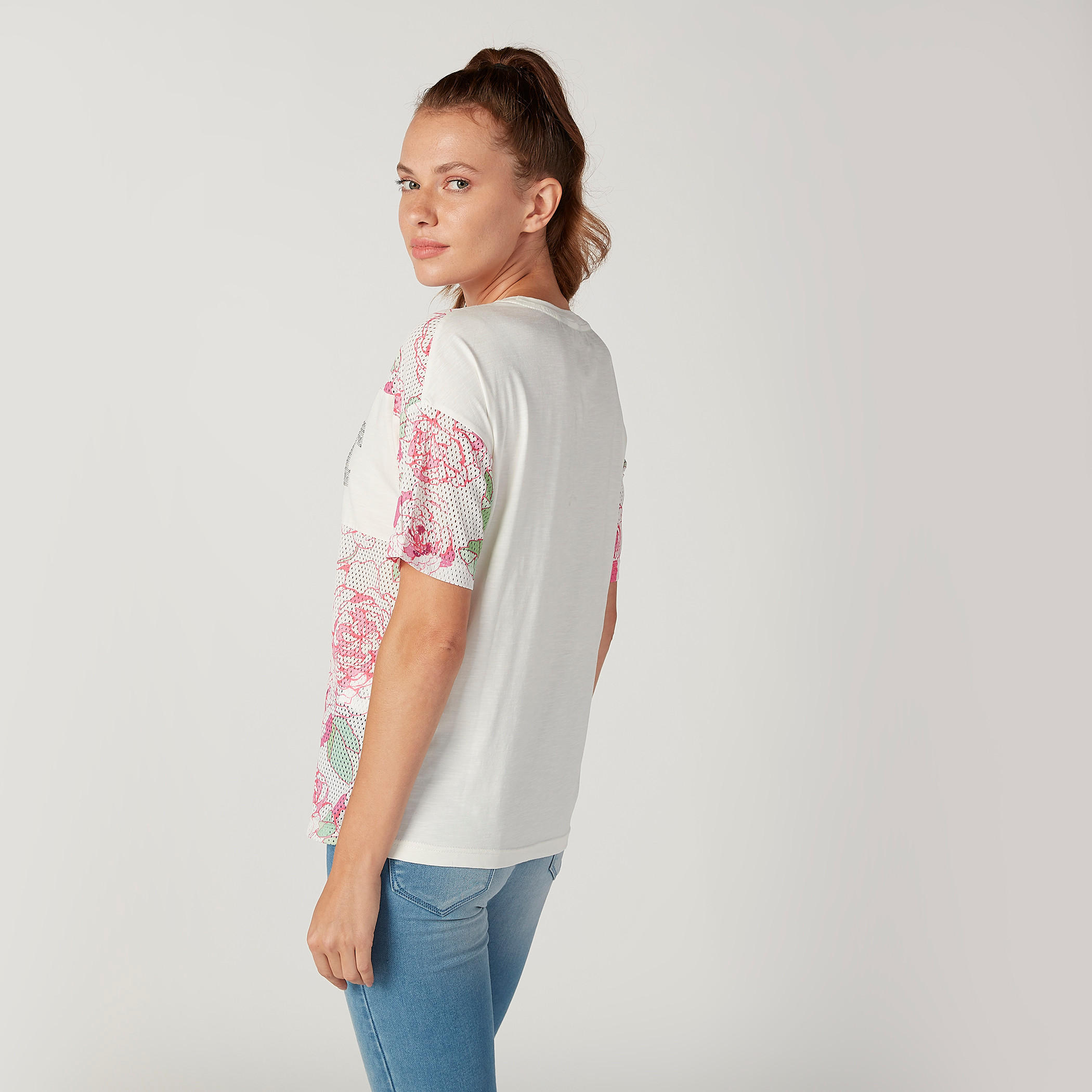 بلوزة سليم بياقة مستديرة وأكمام قصيرة وطبعات من آيكونيك-women-clothing-tshirts-image-4
