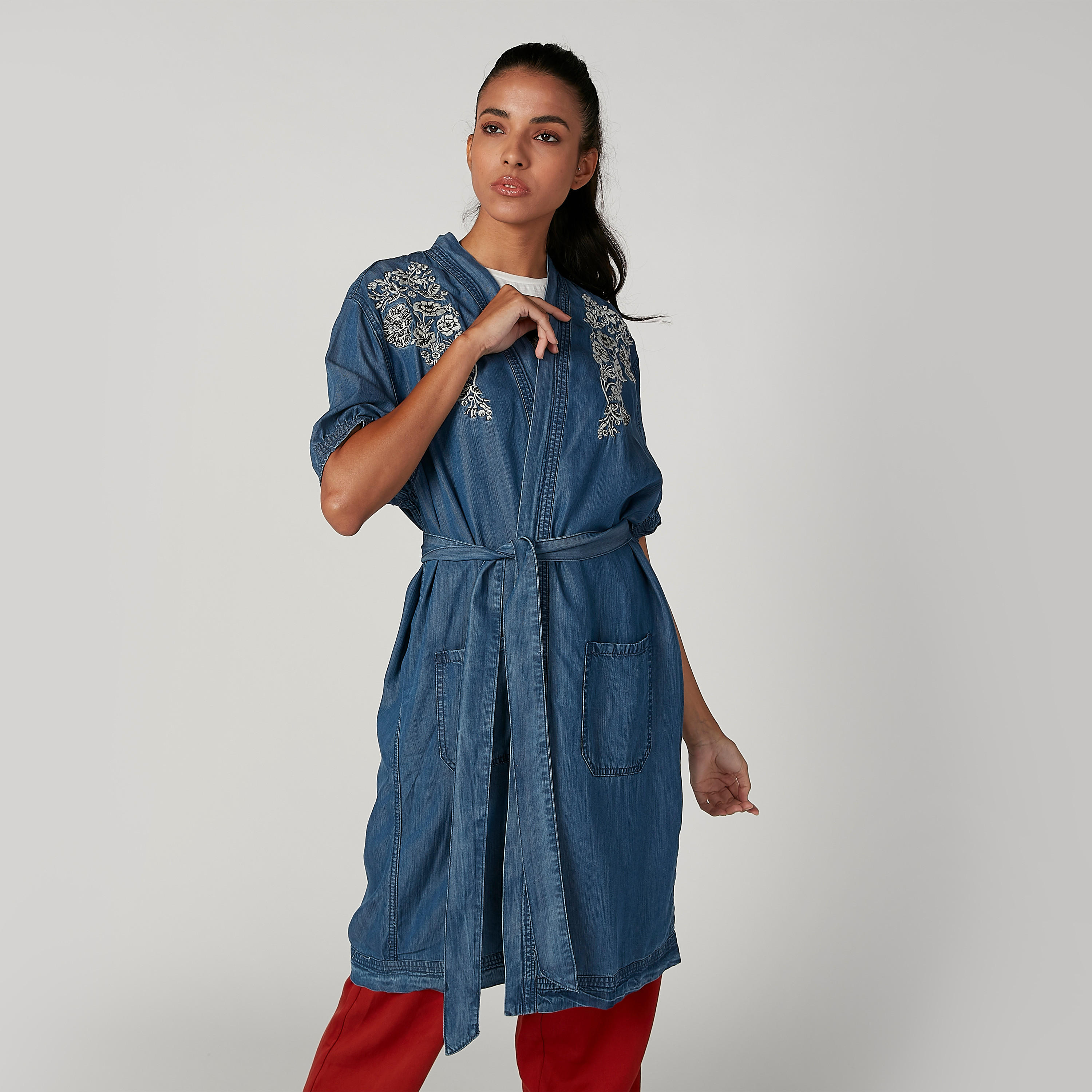 كارديجان مطرّز بقصّة واسعة وأكمام قصيرة وأربطة من آيكونيك-women-winterwear-cardigansandjumpers-cardigans-image-1