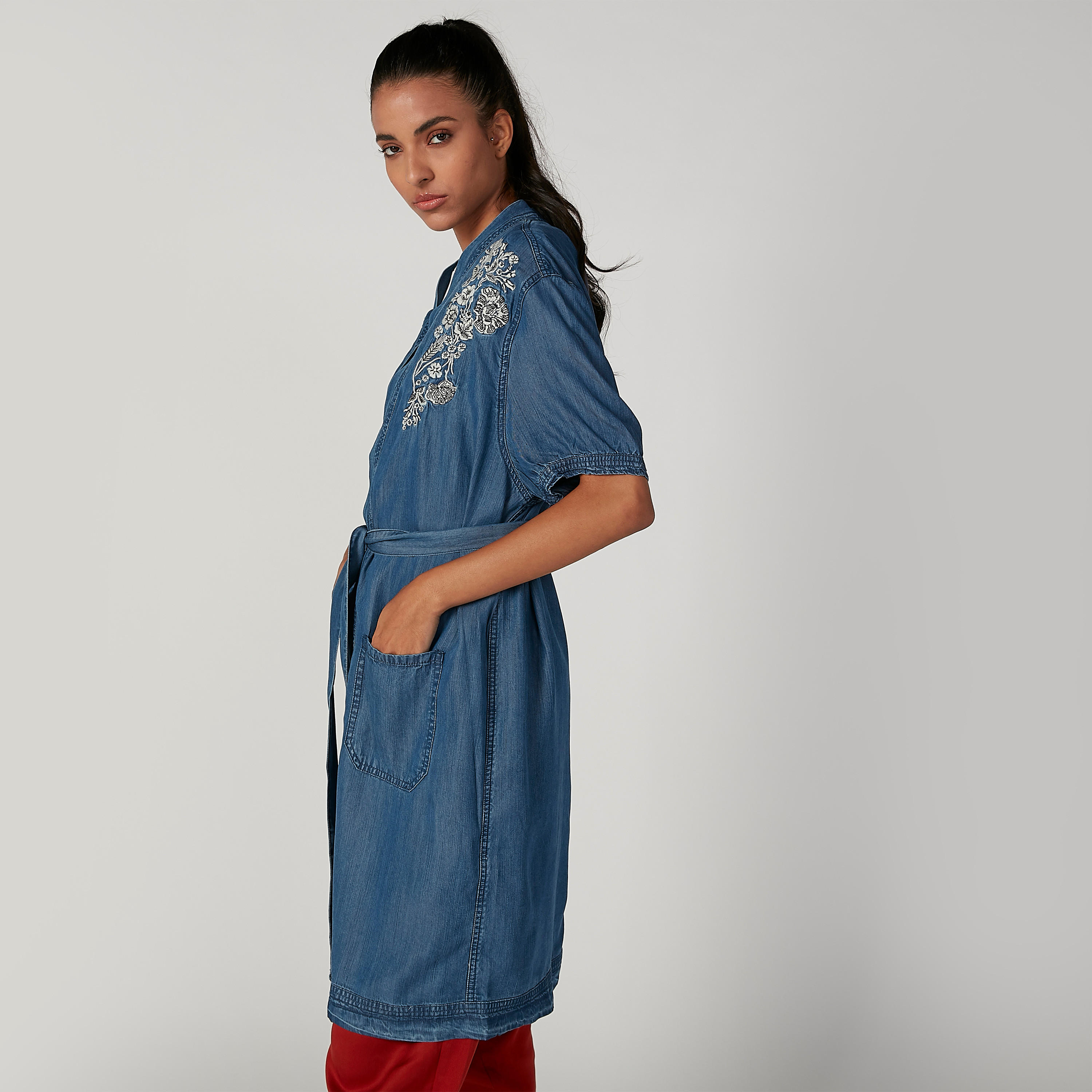 كارديجان مطرّز بقصّة واسعة وأكمام قصيرة وأربطة من آيكونيك-women-winterwear-cardigansandjumpers-cardigans-image-4
