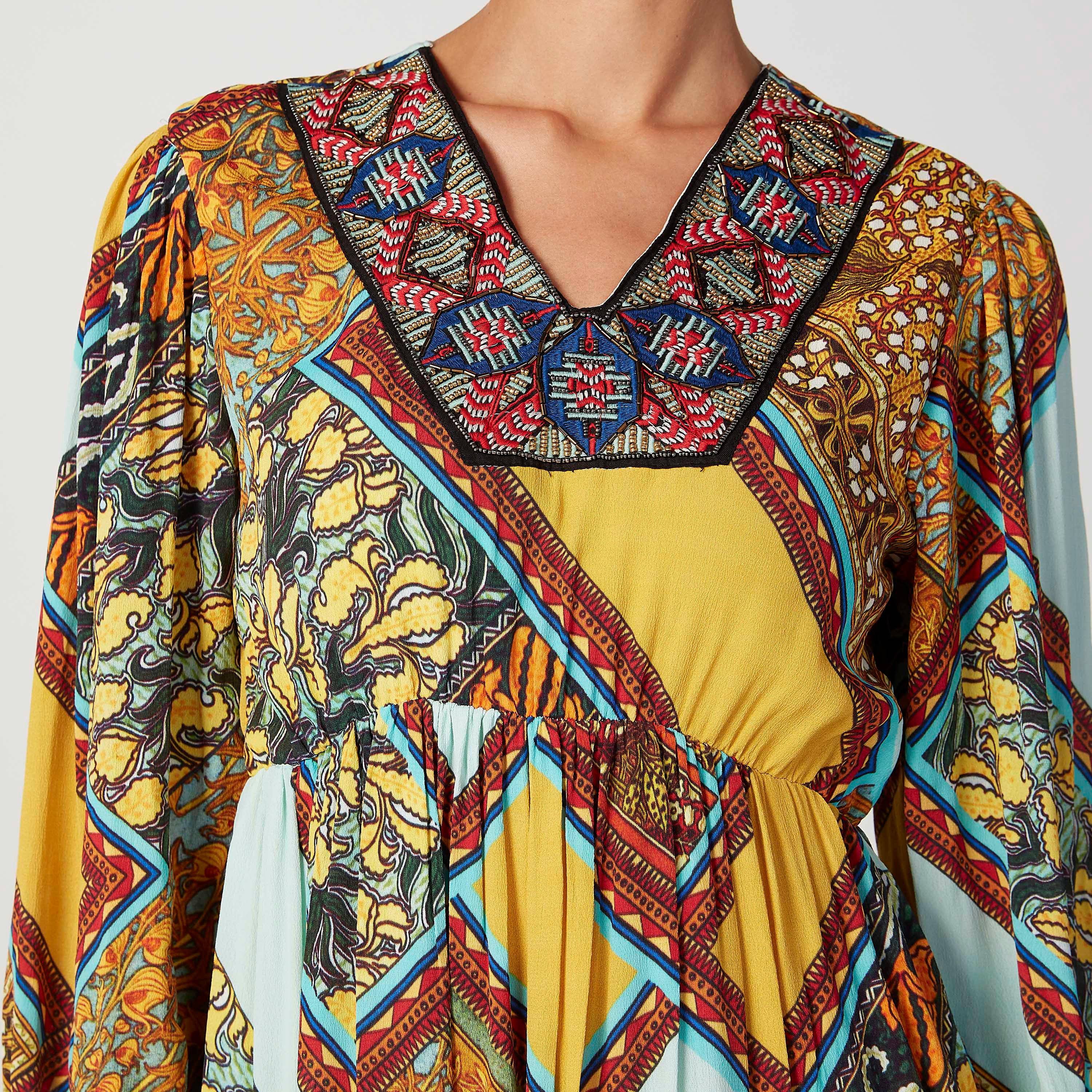 فستان قصير ايه لاين بياقة V وأكمام طويلة وطبعات من آيكونيك-women-clothing-dresses-image-3