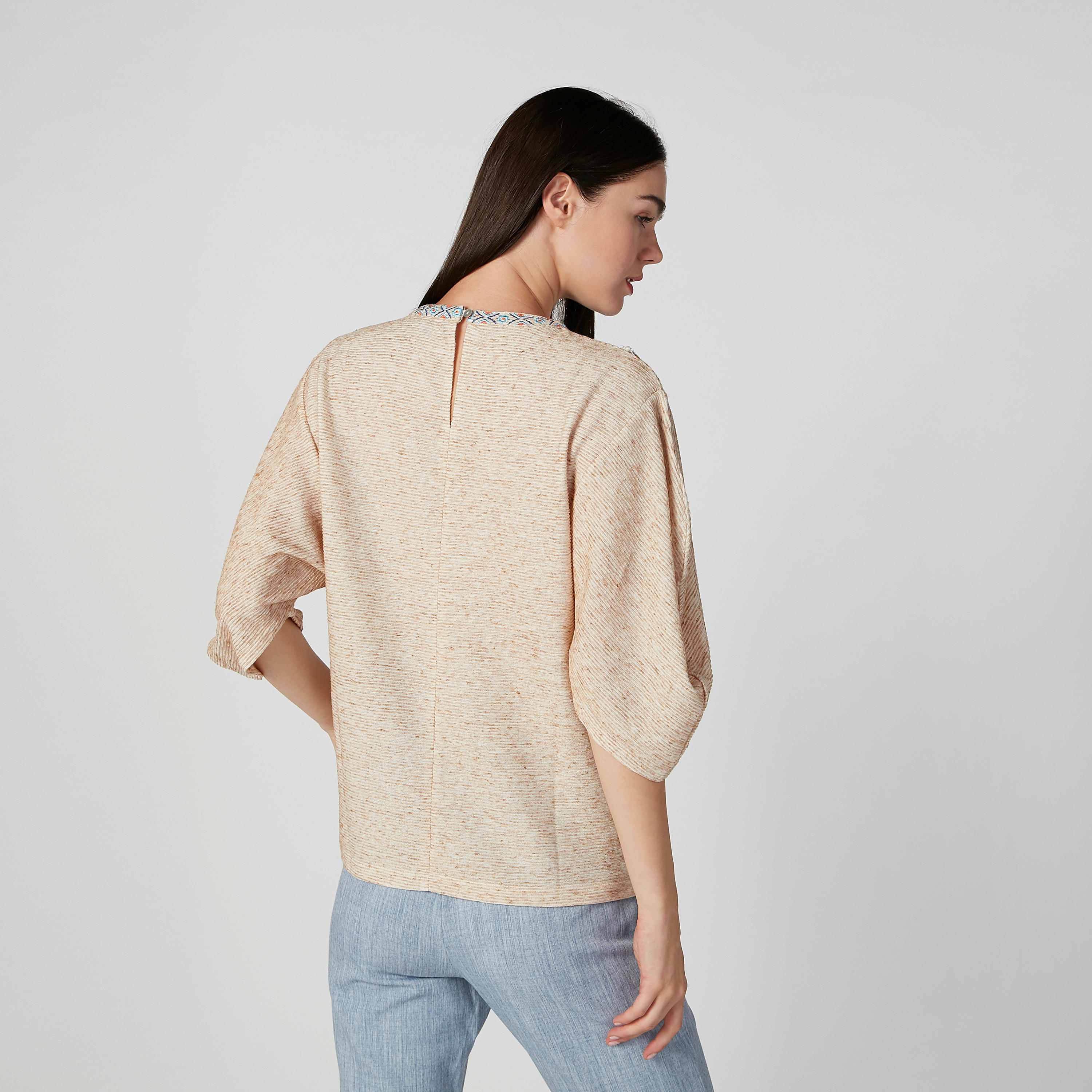 بلوزة مزيّنة بياقة مستديرة وأكمام 3/4 من آيكونيك-women-clothing-shirtsandblouses-blouses-image-4