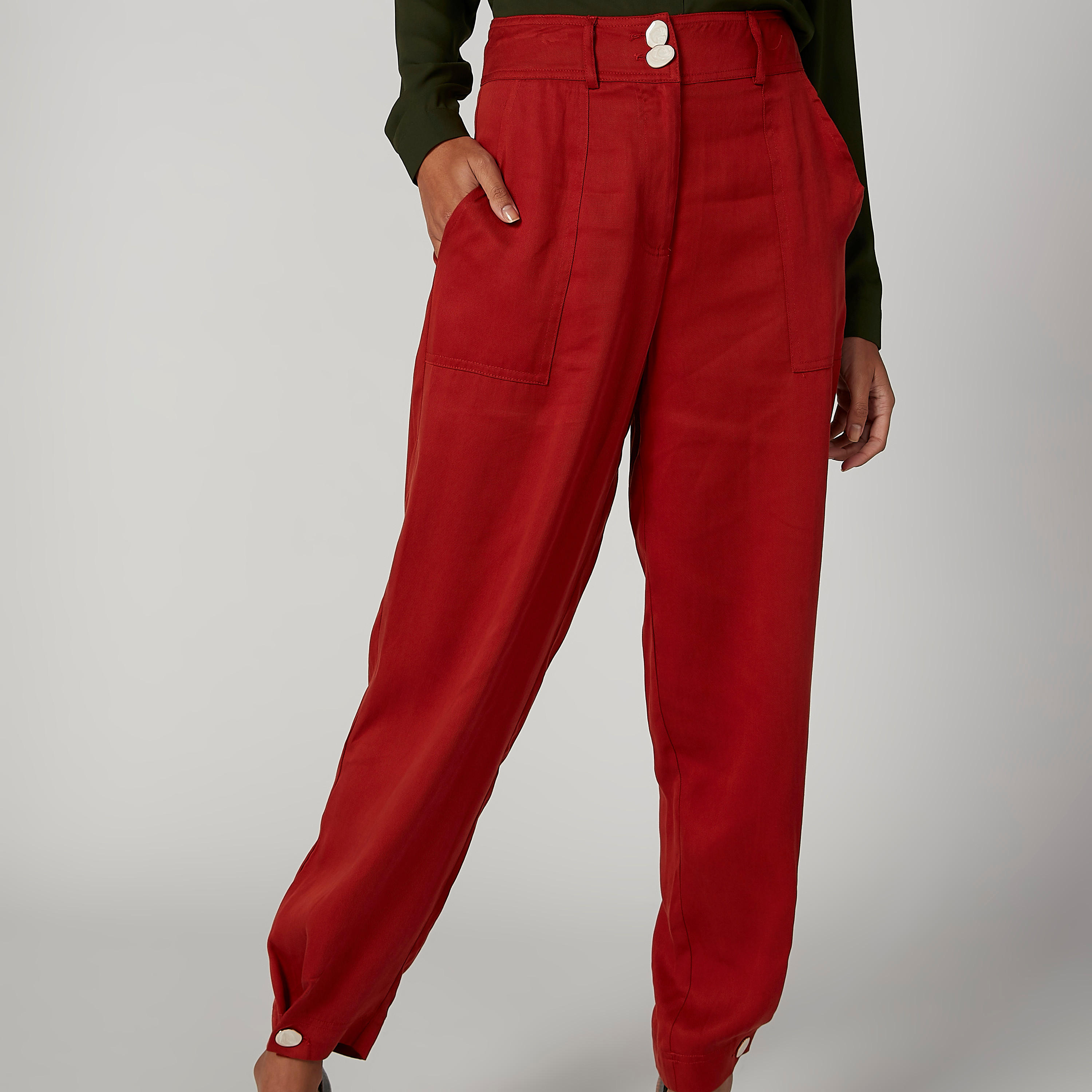 بنطلون سادة بقصّة جزرة وخصر مرتفع وجيوب من آيكونيك-women-clothing-bottoms-trousers-image-2