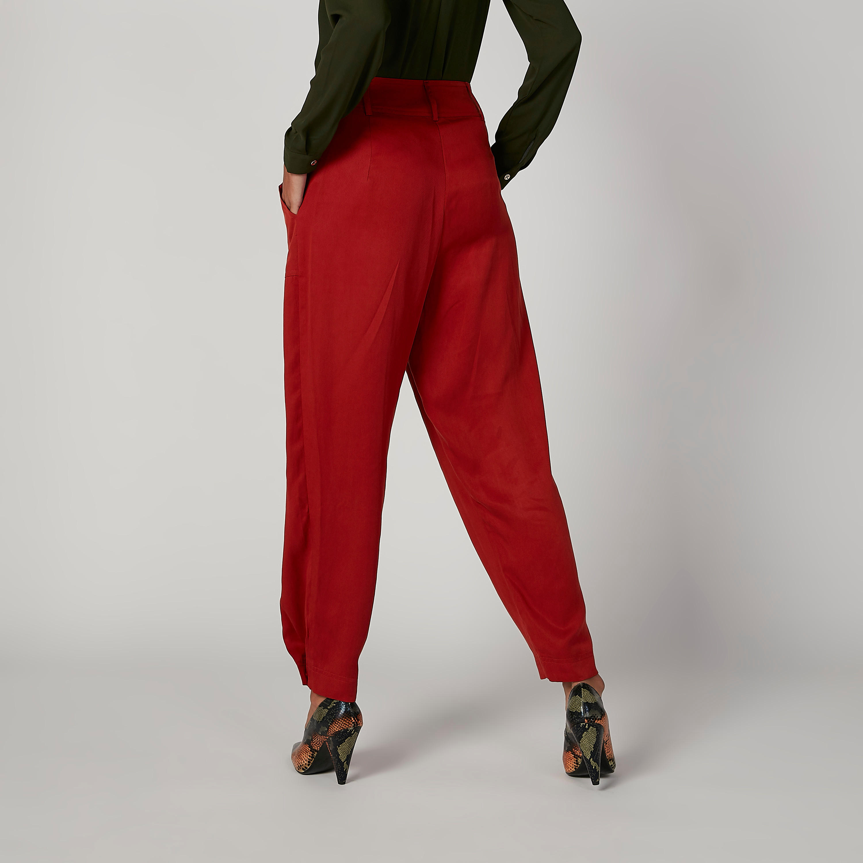 بنطلون سادة بقصّة جزرة وخصر مرتفع وجيوب من آيكونيك-women-clothing-bottoms-trousers-image-3