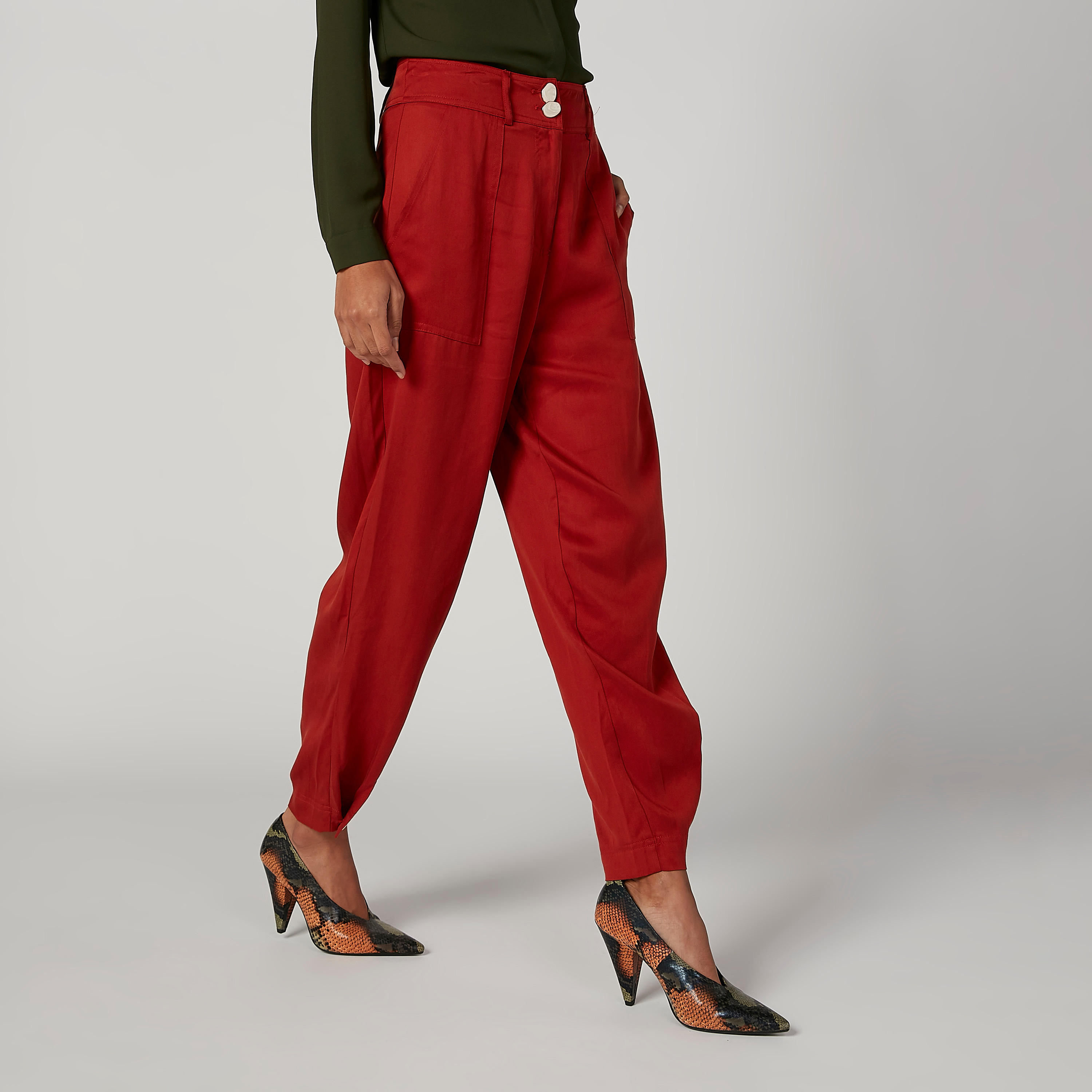 بنطلون سادة بقصّة جزرة وخصر مرتفع وجيوب من آيكونيك-women-clothing-bottoms-trousers-image-4
