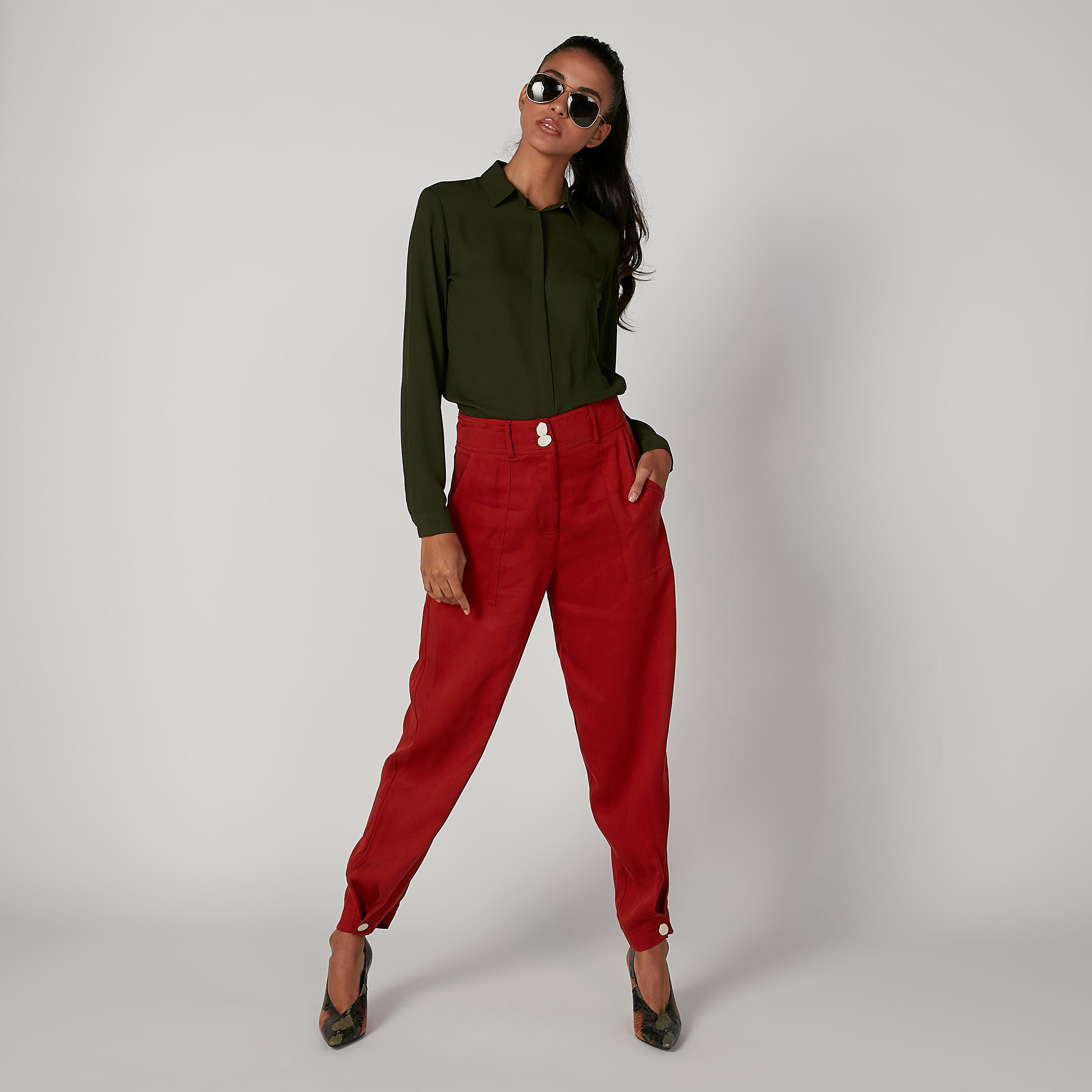 بنطلون سادة بقصّة جزرة وخصر مرتفع وجيوب من آيكونيك-women-clothing-bottoms-trousers-image-5