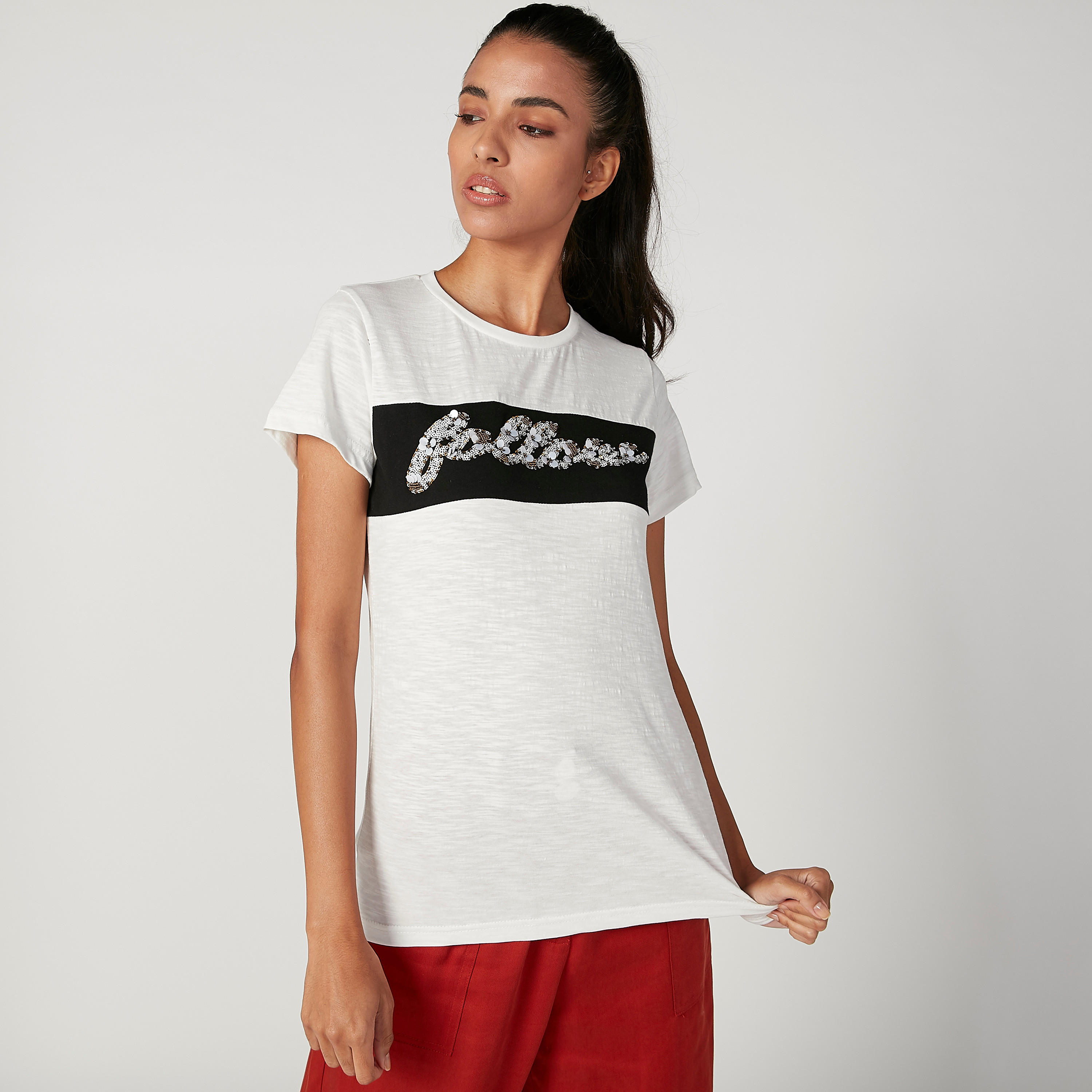تيشيرت سليم مزيّن بياقة ضيّقة وأكمام قصيرة من آيكونيك-women-clothing-tshirts-image-1