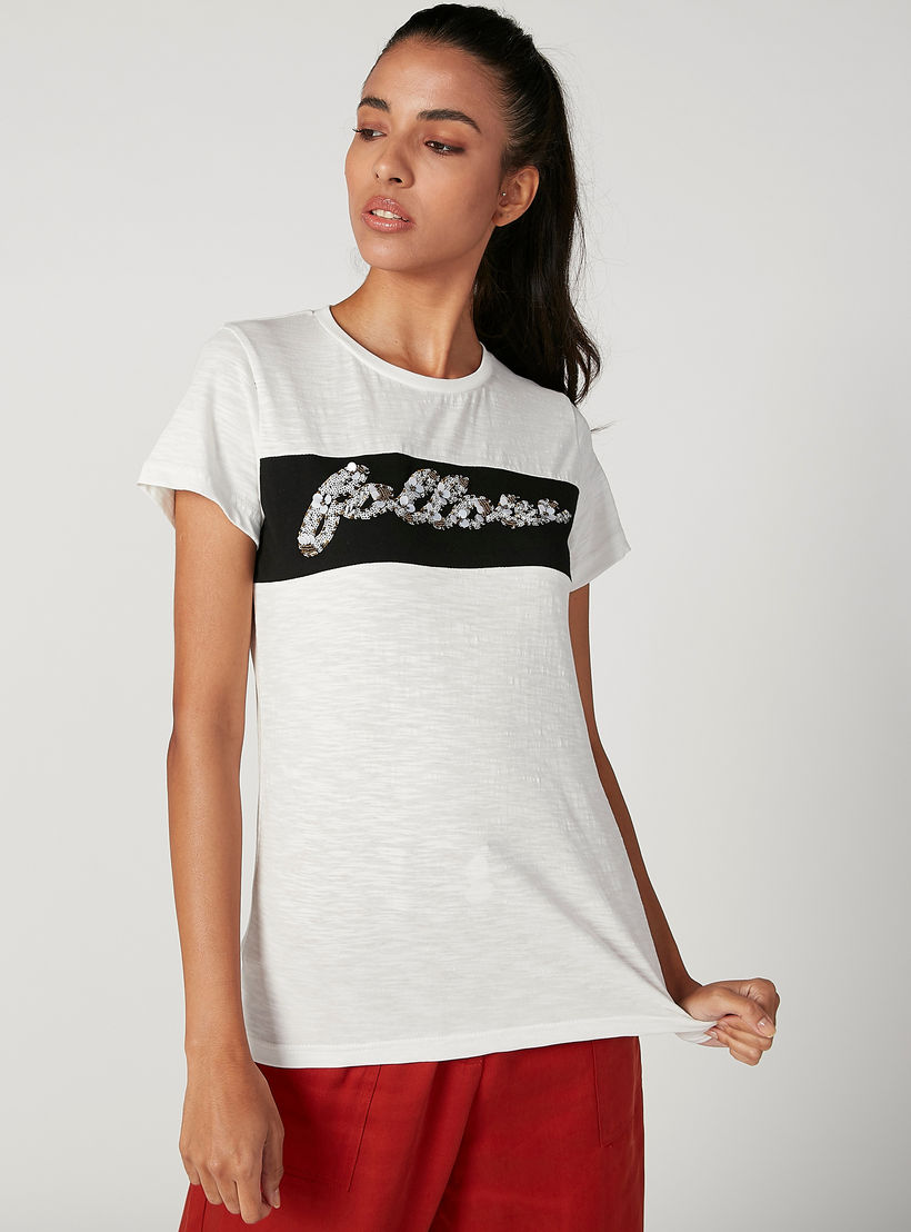 تيشيرت سليم مزيّن بياقة ضيّقة وأكمام قصيرة من آيكونيك-women-clothing-tshirts-image-1