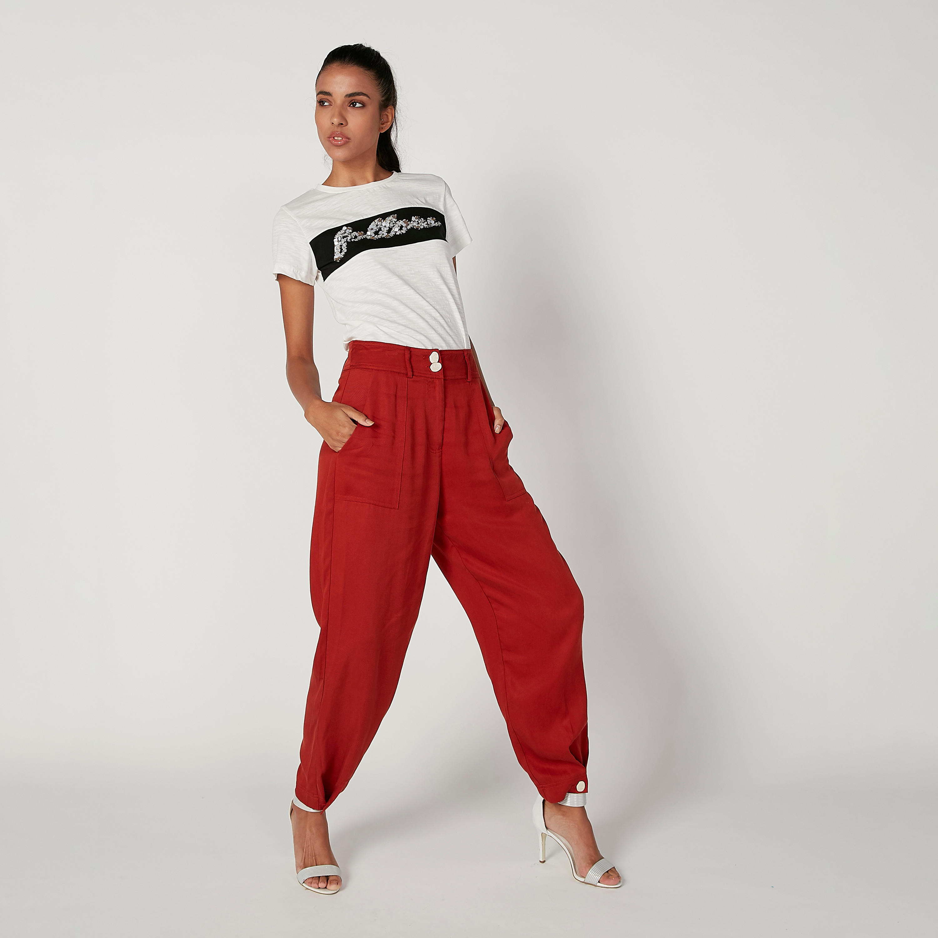 تيشيرت سليم مزيّن بياقة ضيّقة وأكمام قصيرة من آيكونيك-women-clothing-tshirts-image-2