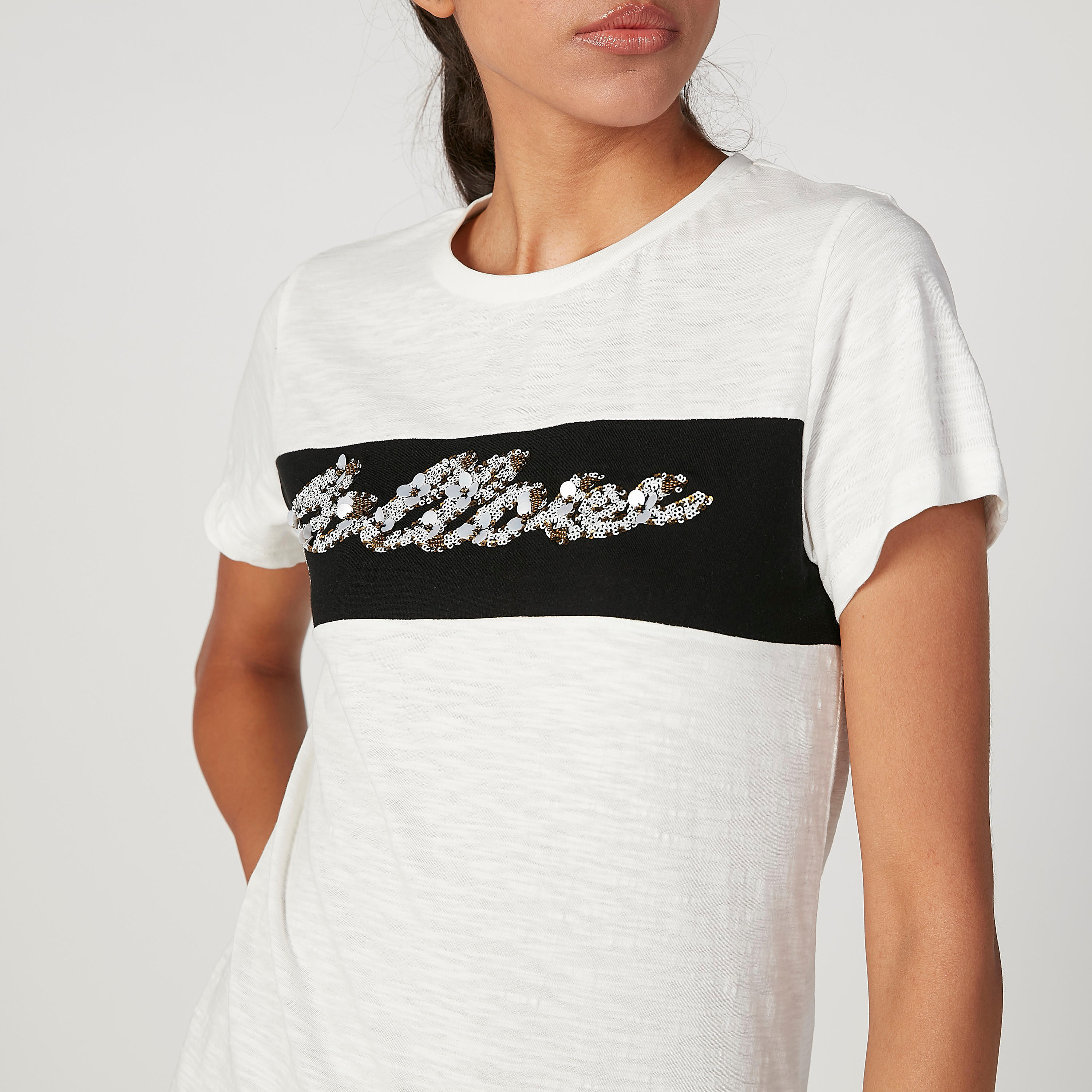 تيشيرت سليم مزيّن بياقة ضيّقة وأكمام قصيرة من آيكونيك-women-clothing-tshirts-image-3
