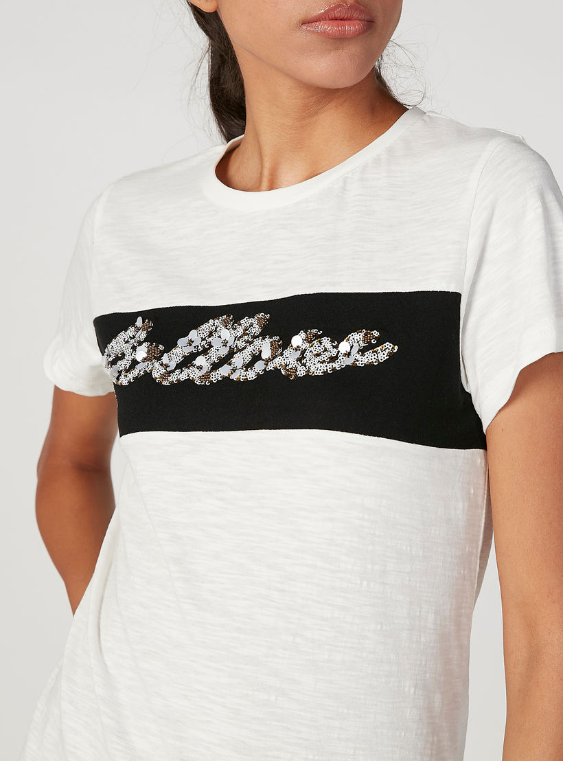 تيشيرت سليم مزيّن بياقة ضيّقة وأكمام قصيرة من آيكونيك-women-clothing-tshirts-image-3