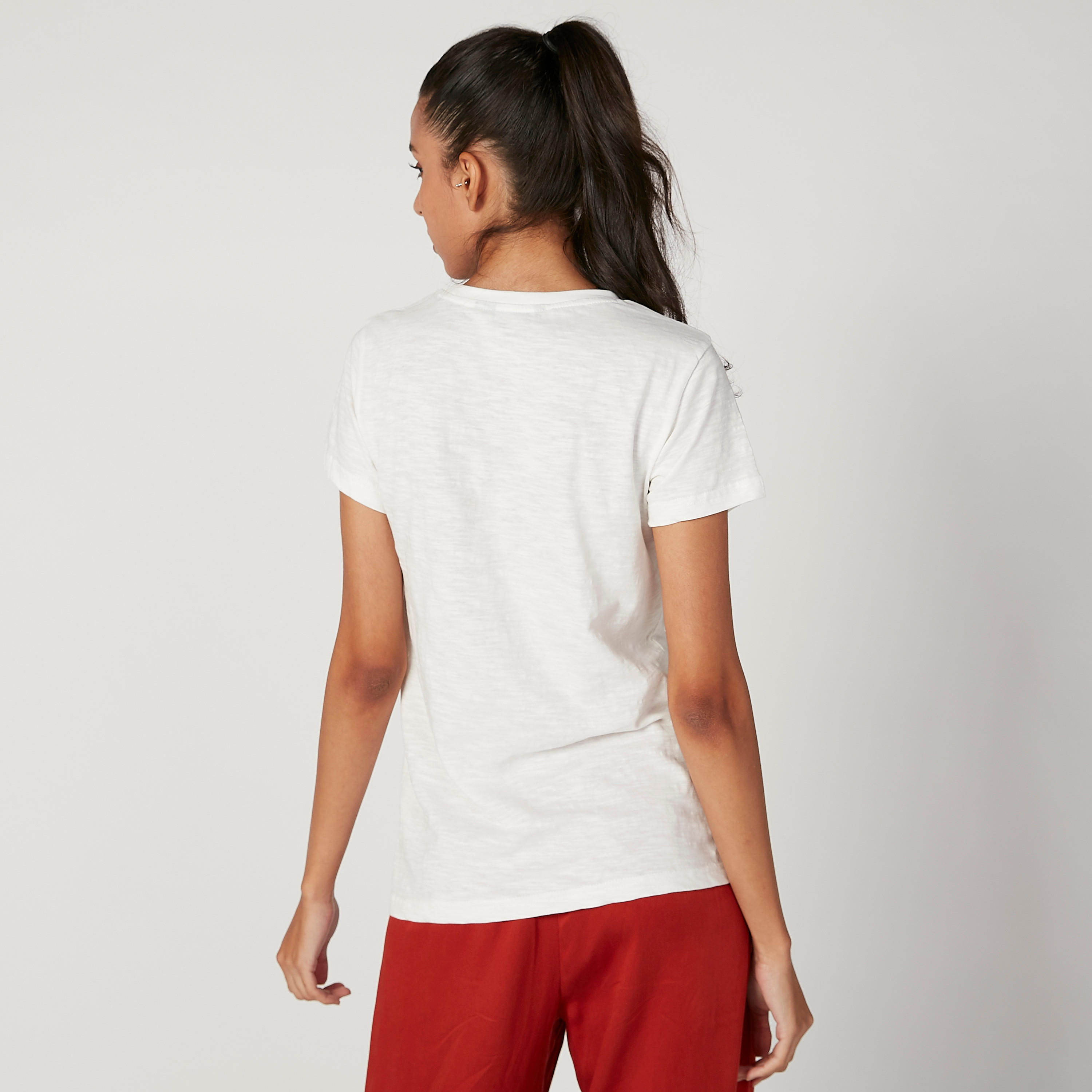 تيشيرت سليم مزيّن بياقة ضيّقة وأكمام قصيرة من آيكونيك-women-clothing-tshirts-image-4