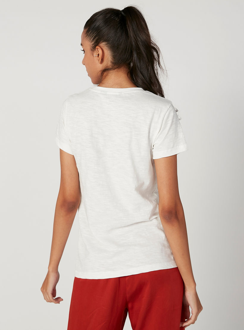 تيشيرت سليم مزيّن بياقة ضيّقة وأكمام قصيرة من آيكونيك-women-clothing-tshirts-image-4
