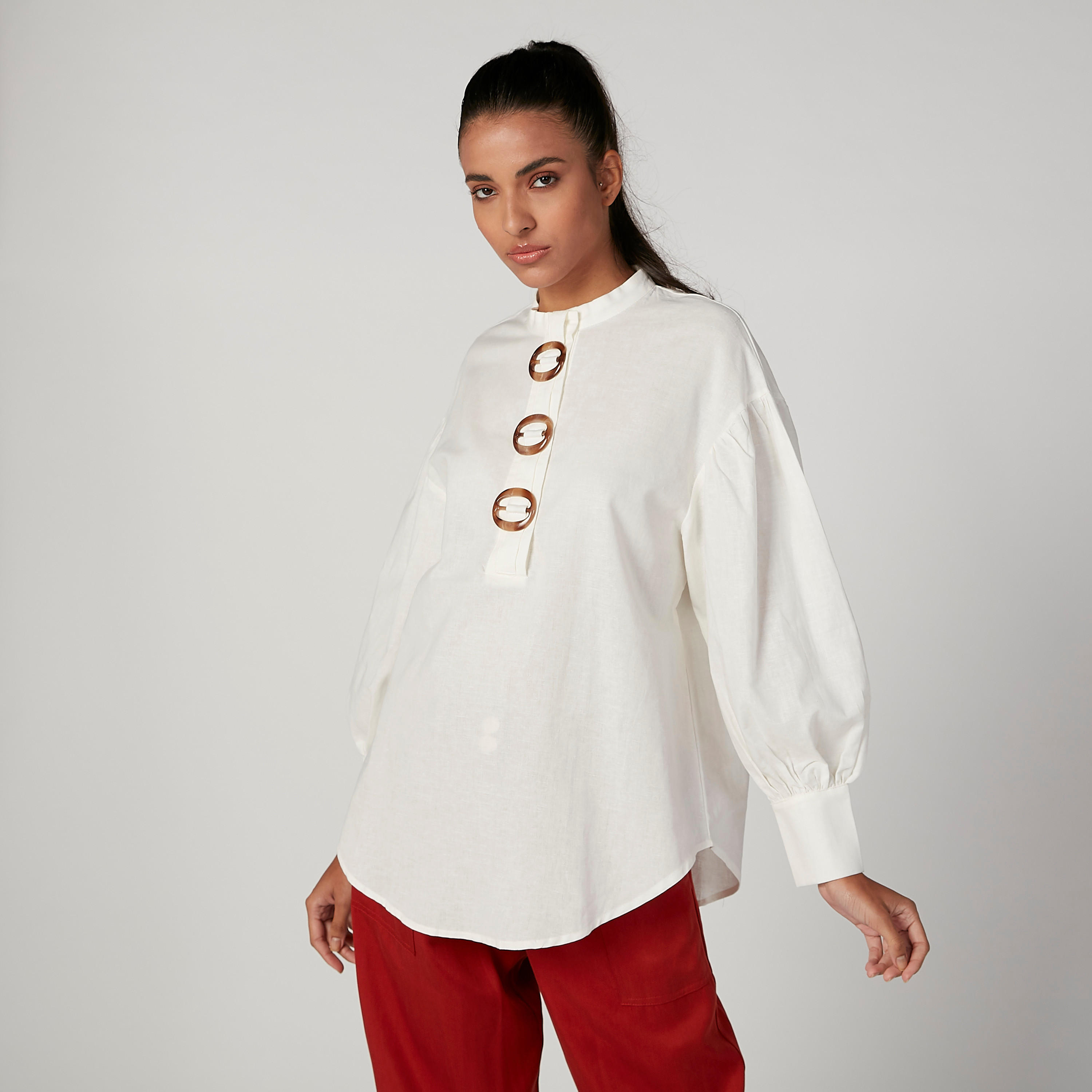 بلوزة بياقة هينلي وأكمام بيشوب وتزيينات من آيكونيك-women-clothing-shirtsandblouses-blouses-image-1