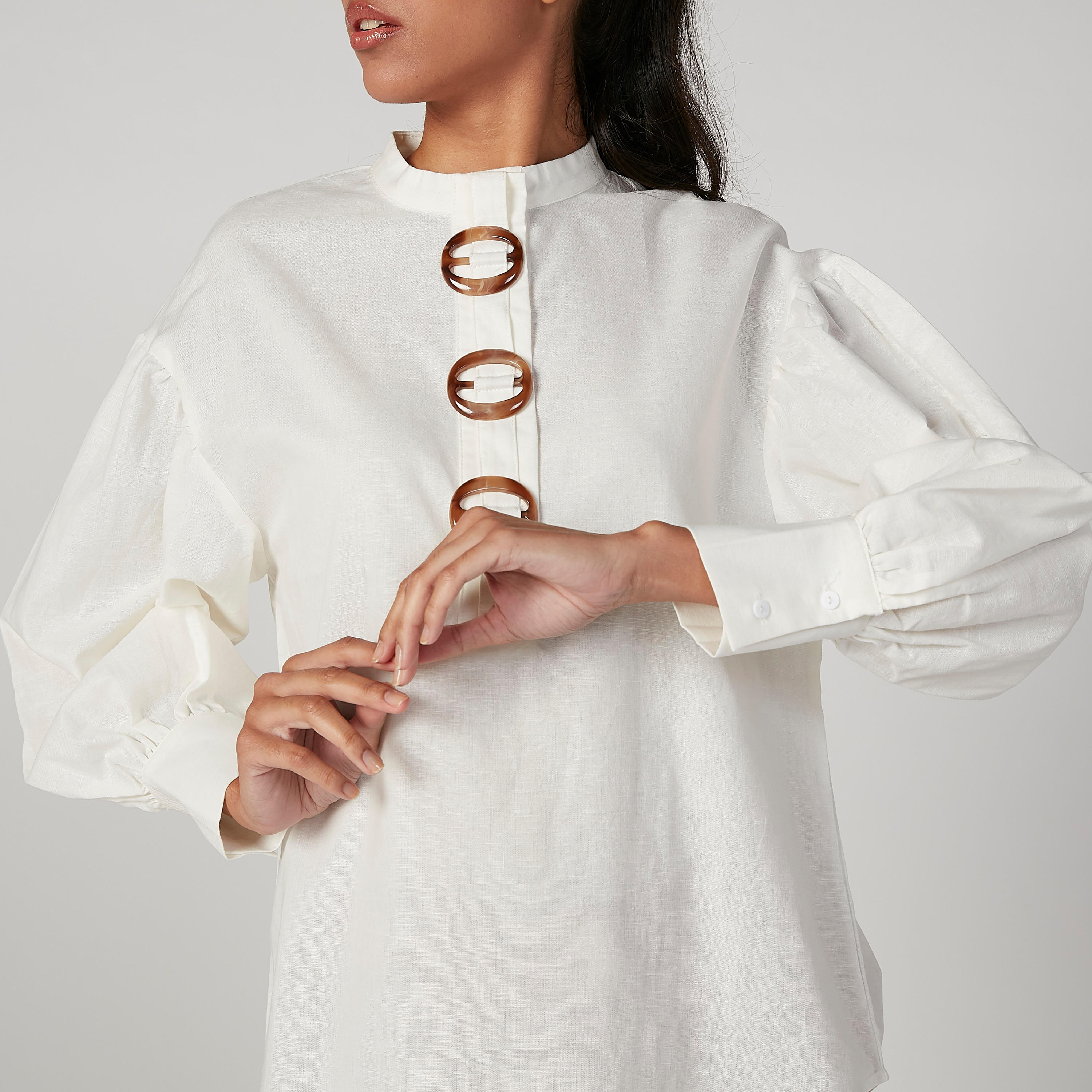 بلوزة بياقة هينلي وأكمام بيشوب وتزيينات من آيكونيك-women-clothing-shirtsandblouses-blouses-image-2