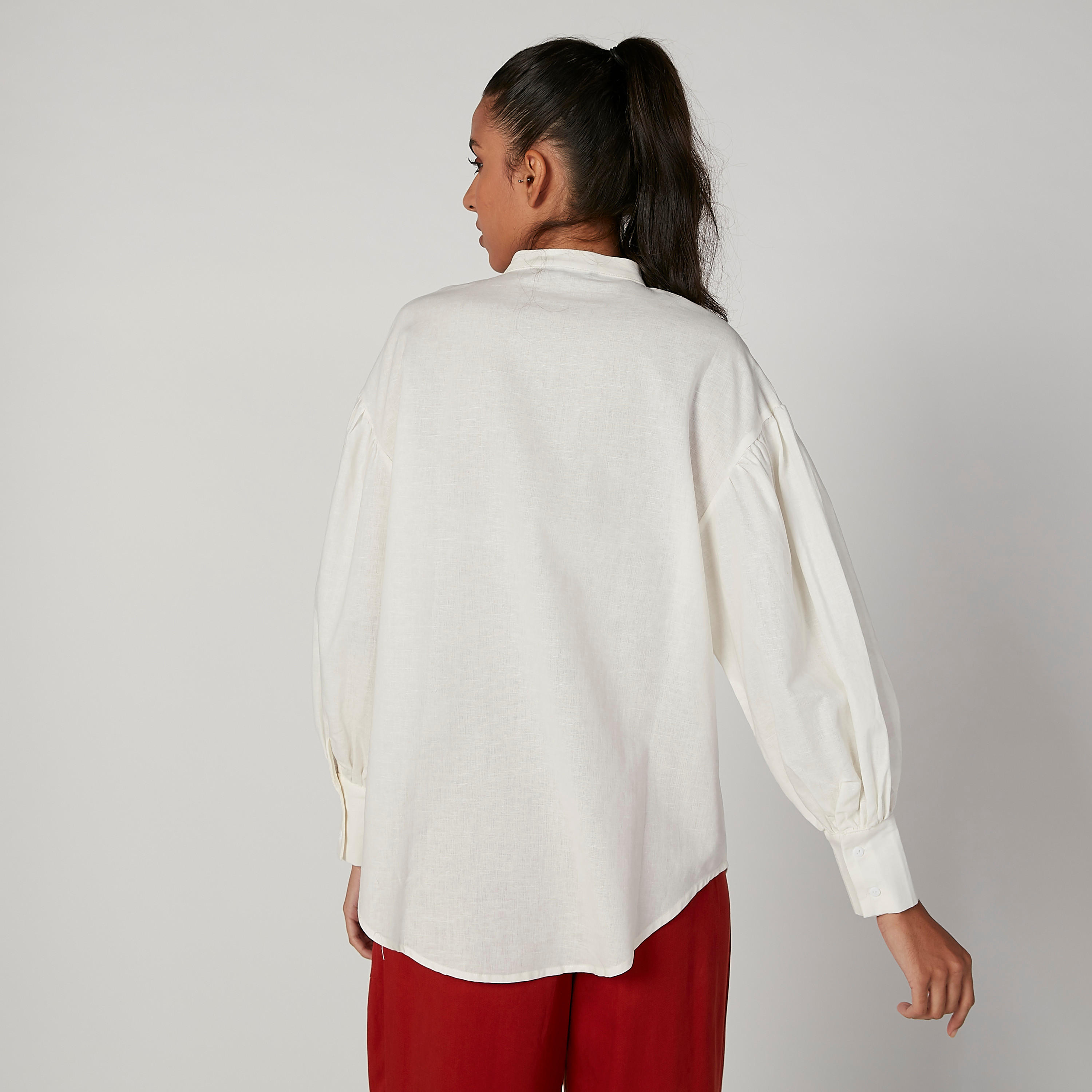 بلوزة بياقة هينلي وأكمام بيشوب وتزيينات من آيكونيك-women-clothing-shirtsandblouses-blouses-image-3