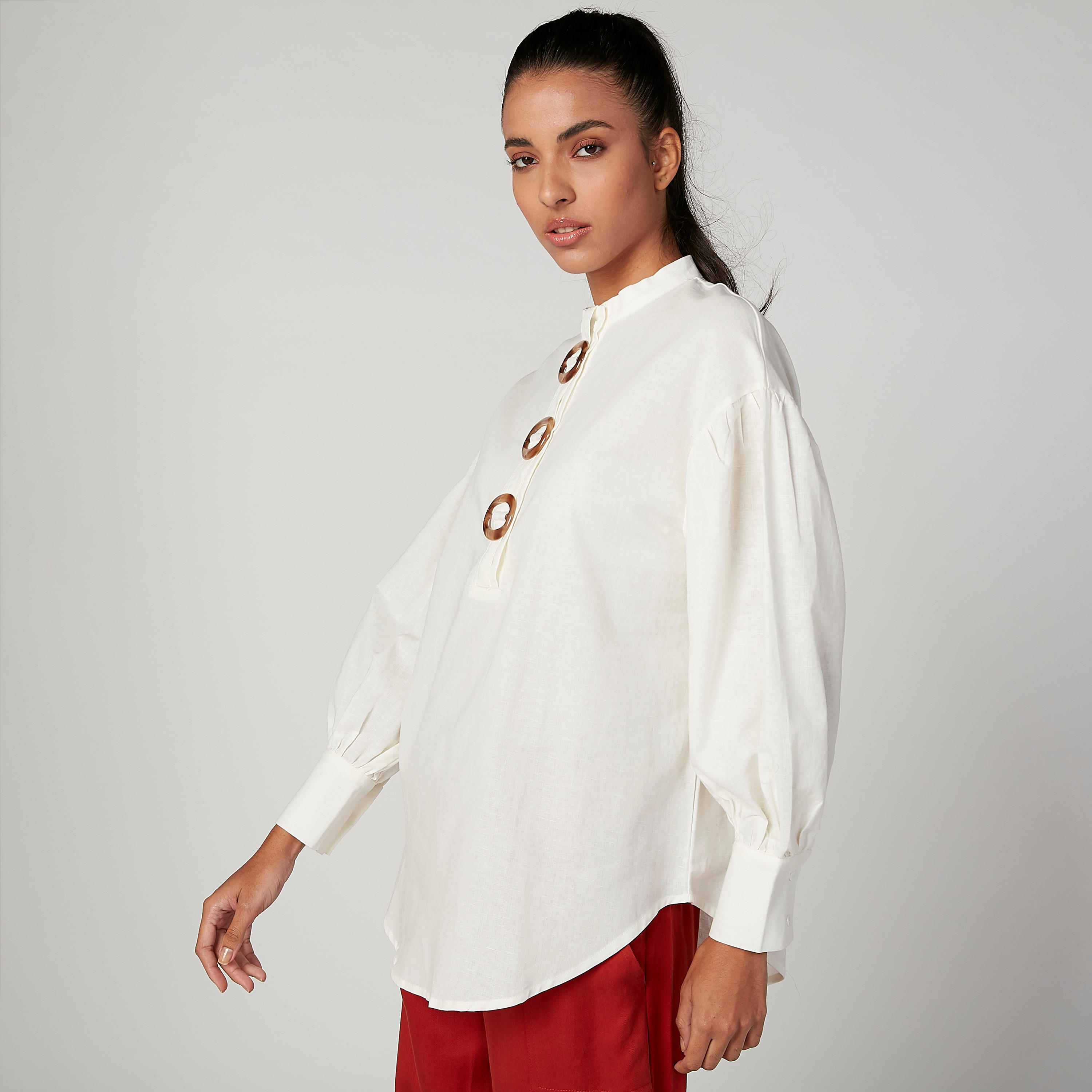 بلوزة بياقة هينلي وأكمام بيشوب وتزيينات من آيكونيك-women-clothing-shirtsandblouses-blouses-image-4