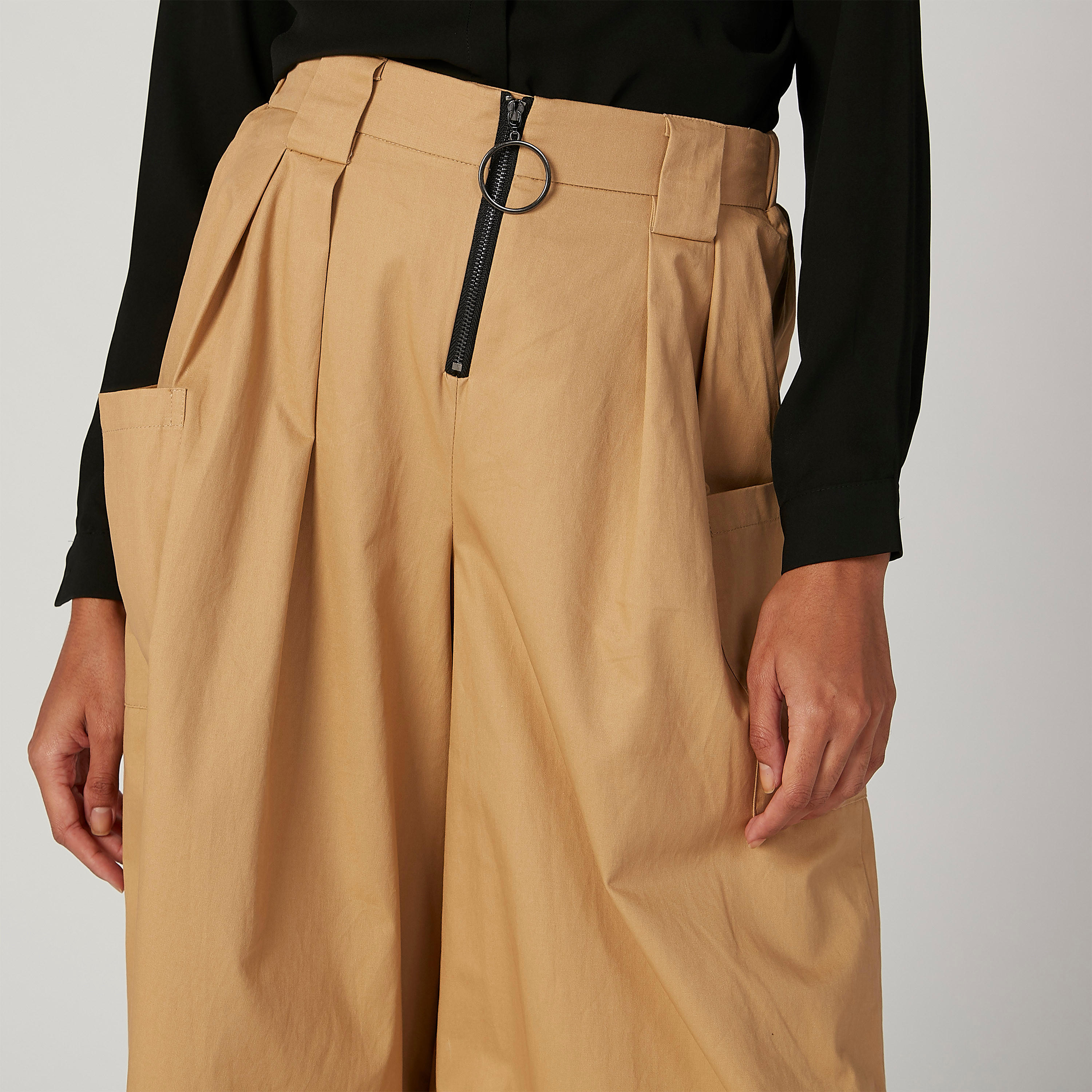 بنطلون واسع الساقين سادة بقصّة واسعة وخصر مرتفع وجيوب من آيكونيك-women-clothing-bottoms-trousers-image-2