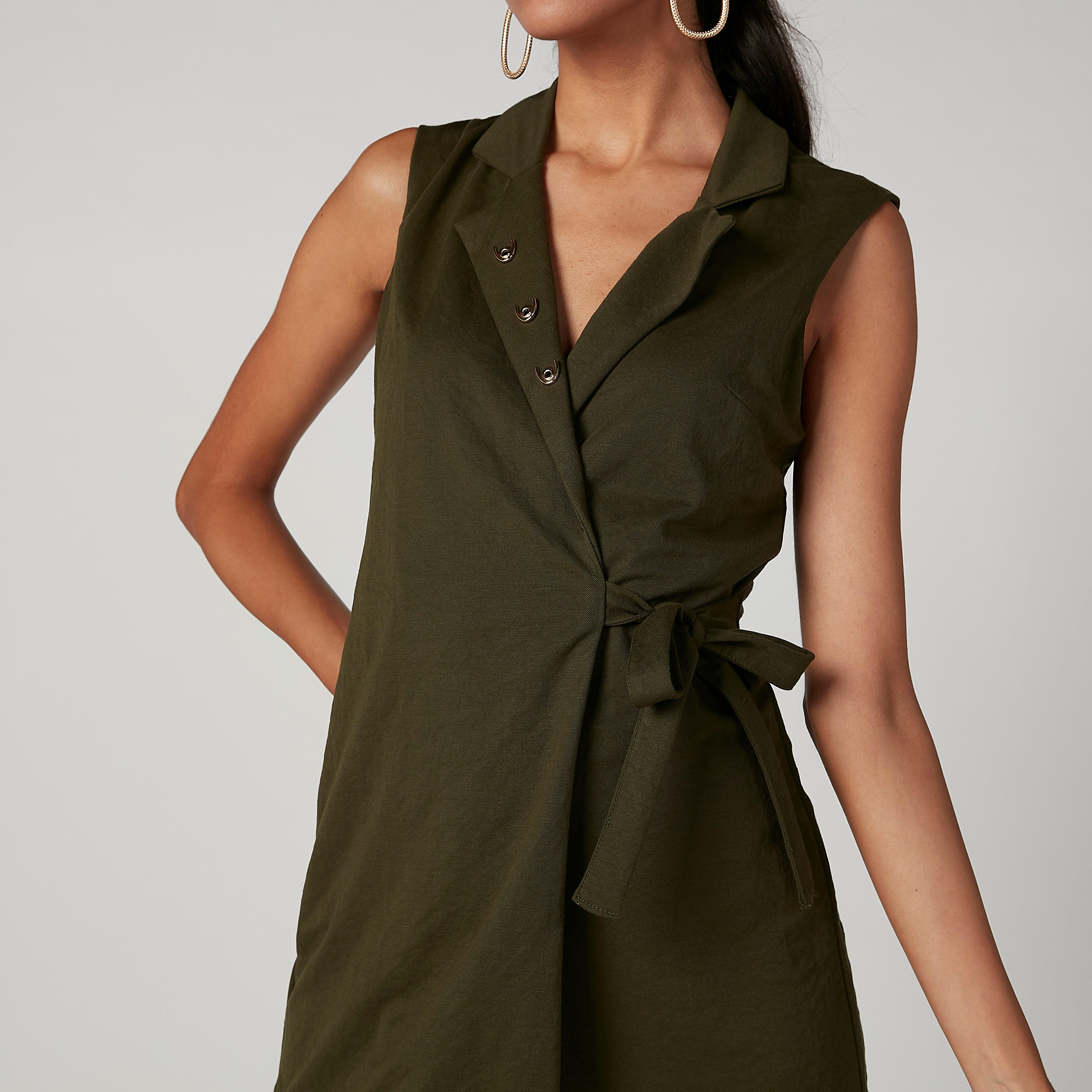 افرول سادة دون أكمام بياقة طويلة وأربطة من آيكونيك-women-clothing-jumpsuits-image-2