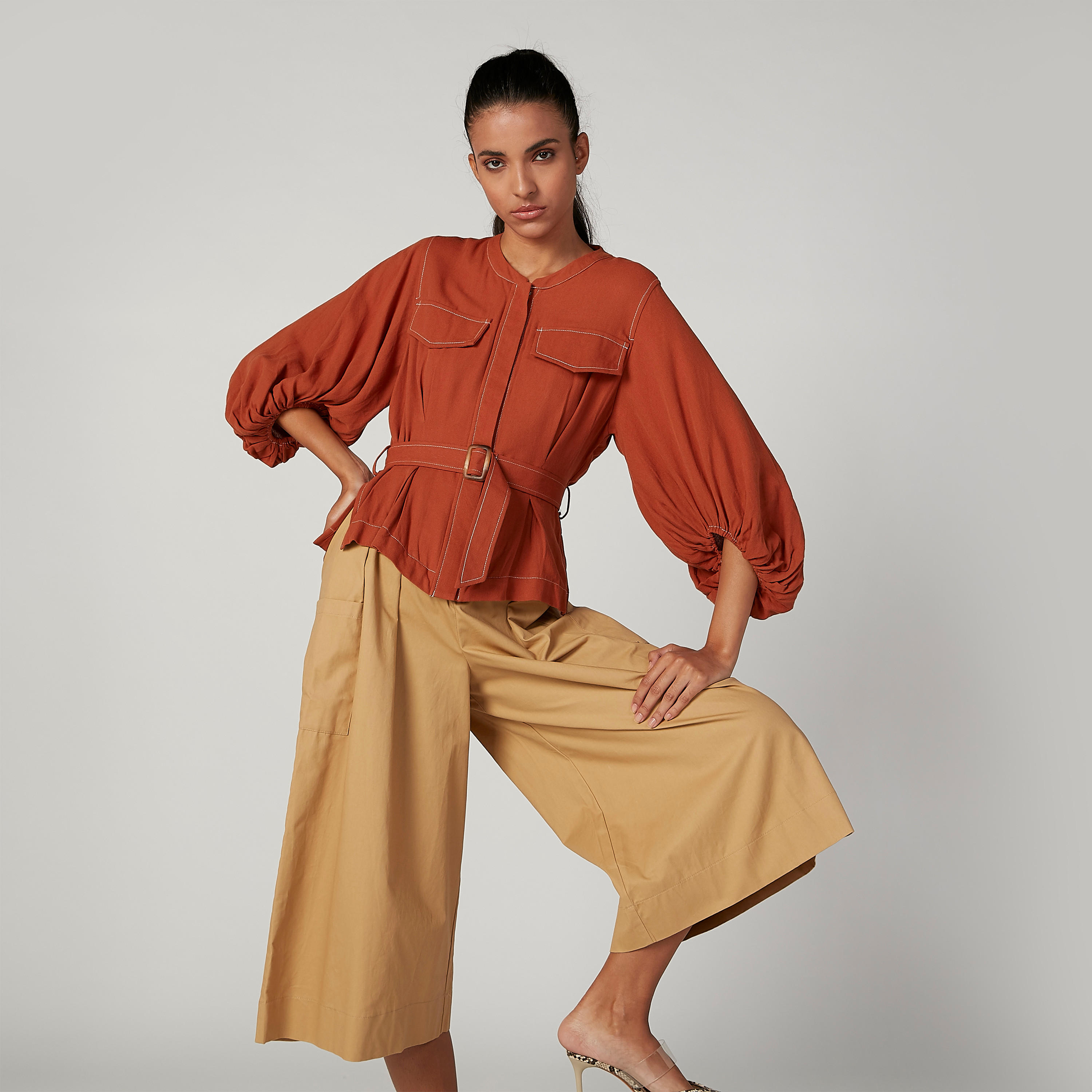 بلوزة سكيني سادة بياقة ماندارين مع حزام من آيكونيك-women-clothing-shirtsandblouses-blouses-image-2