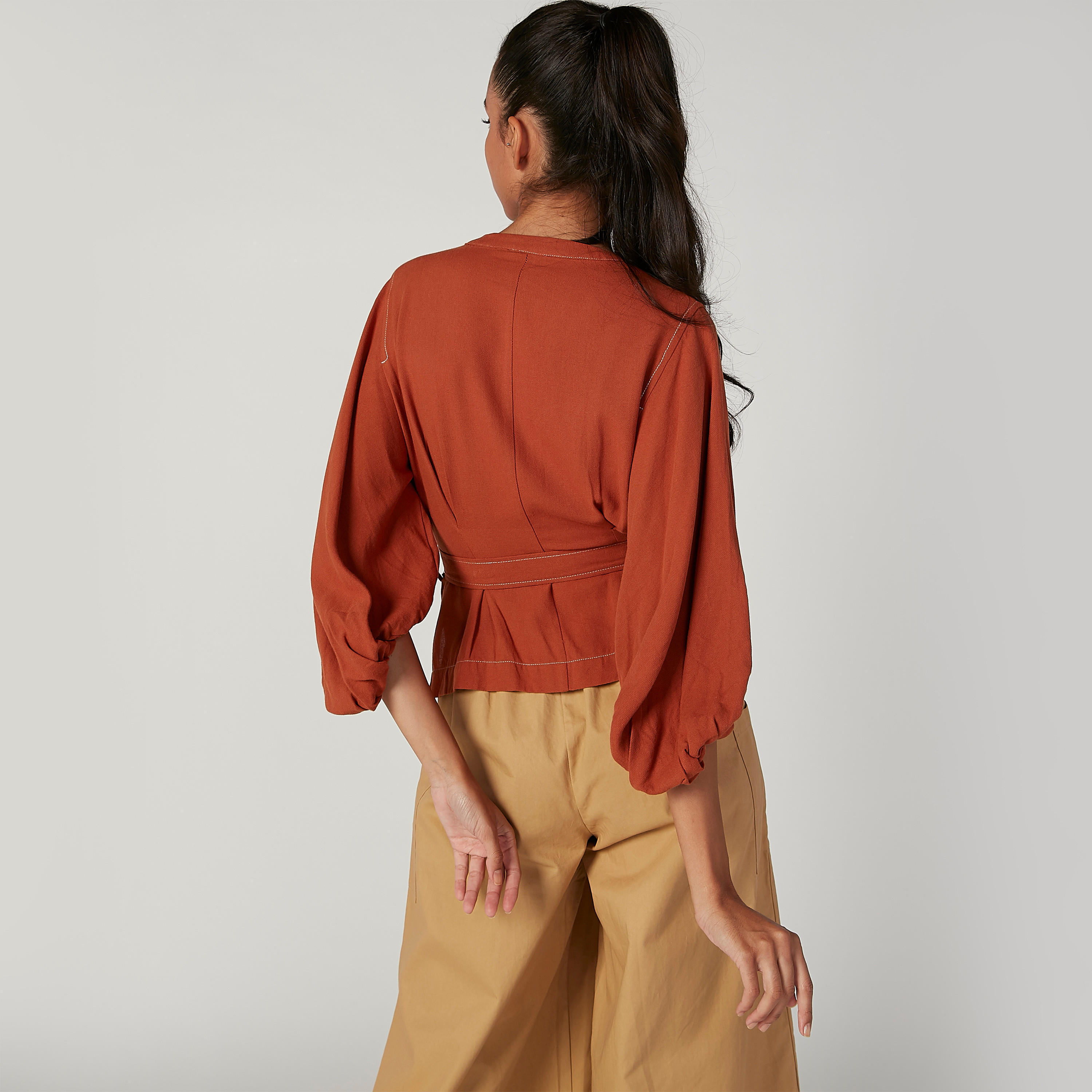 بلوزة سكيني سادة بياقة ماندارين مع حزام من آيكونيك-women-clothing-shirtsandblouses-blouses-image-4