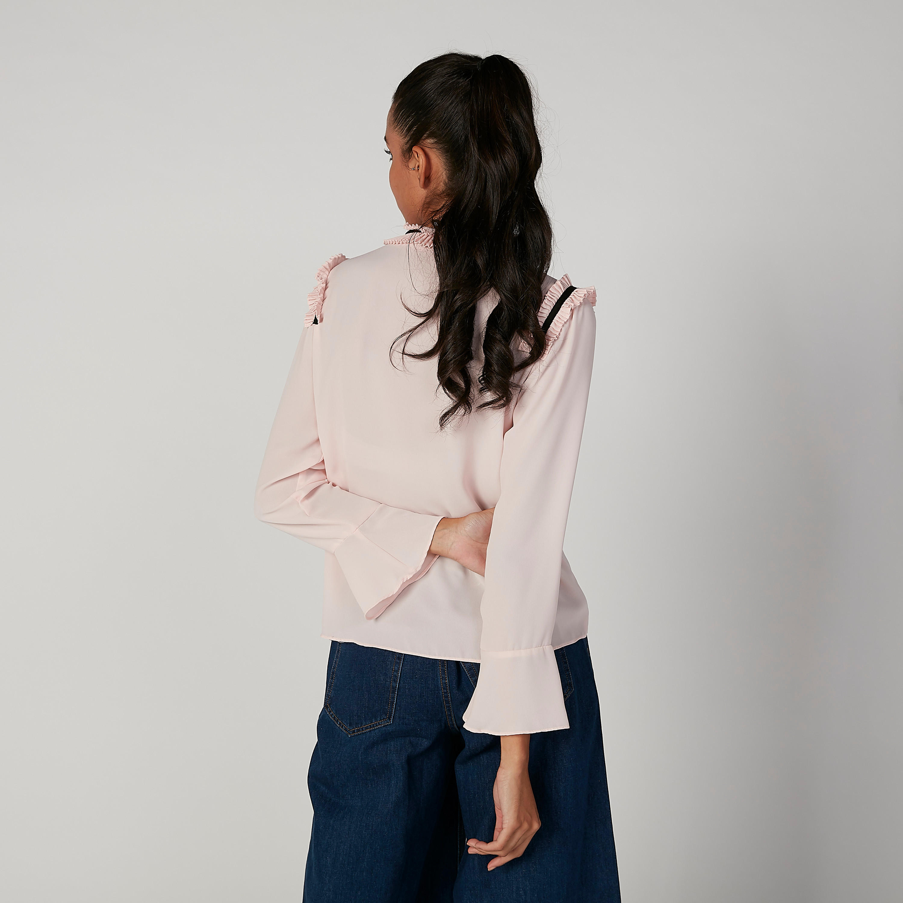 بلوزة سادة بأكمام واسعة مع ربطة عنق من آيكونيك-women-clothing-shirtsandblouses-blouses-image-3