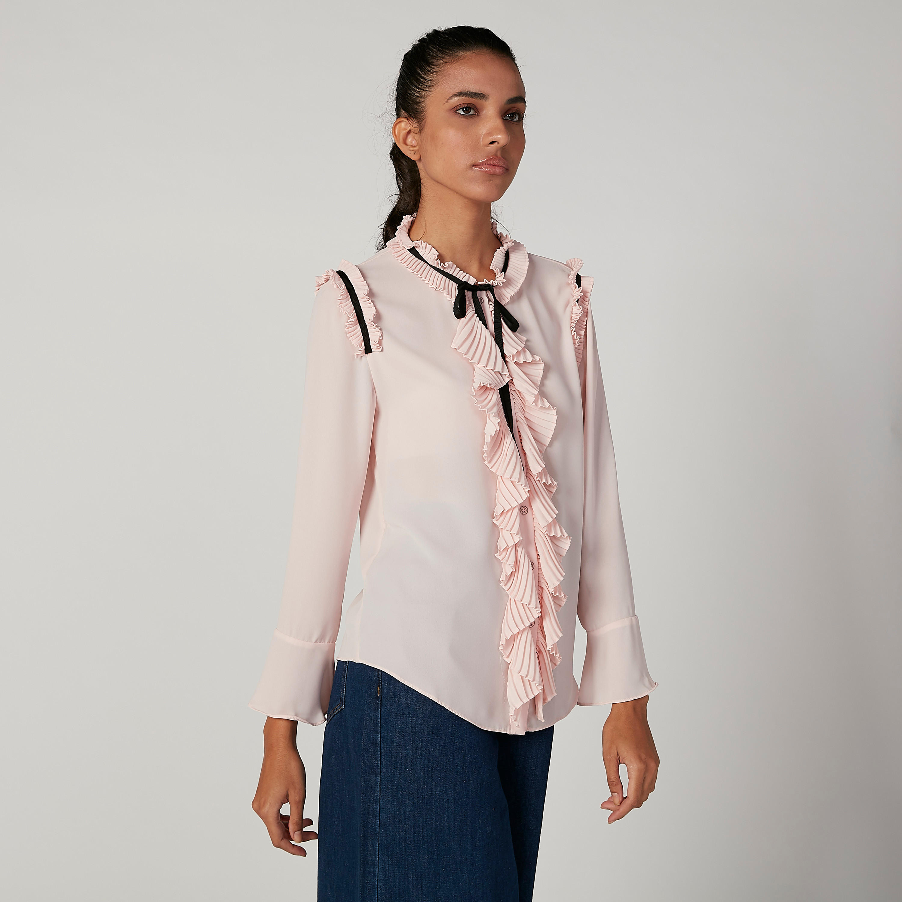 بلوزة سادة بأكمام واسعة مع ربطة عنق من آيكونيك-women-clothing-shirtsandblouses-blouses-image-4