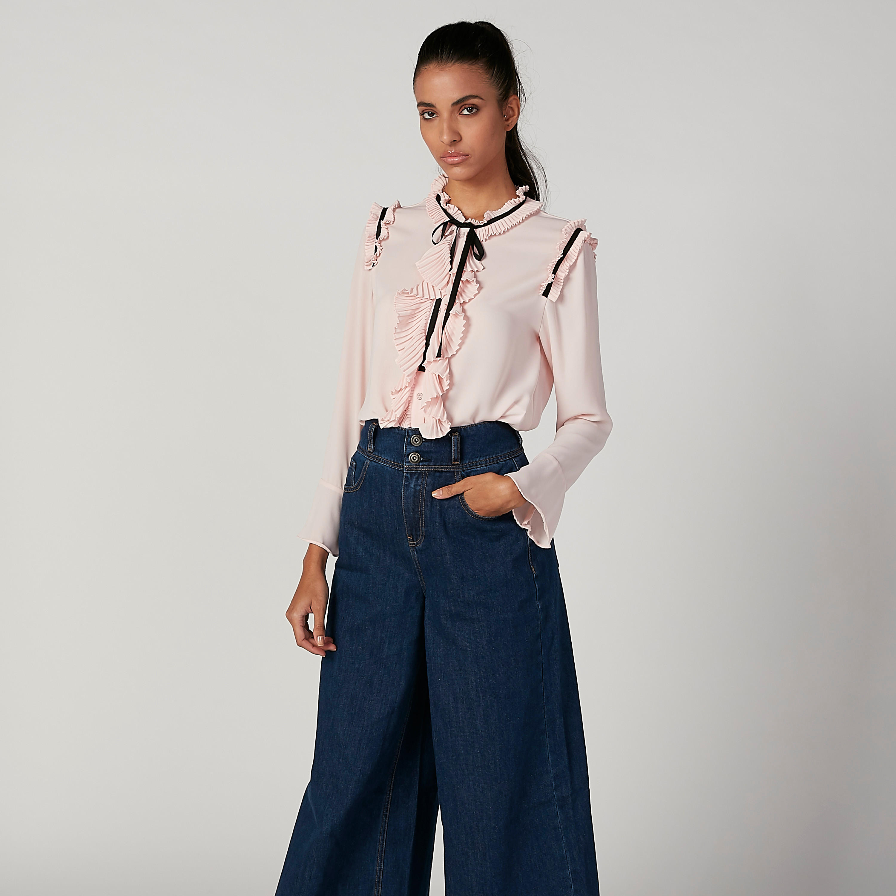 بلوزة سادة بأكمام واسعة مع ربطة عنق من آيكونيك-women-clothing-shirtsandblouses-blouses-image-5