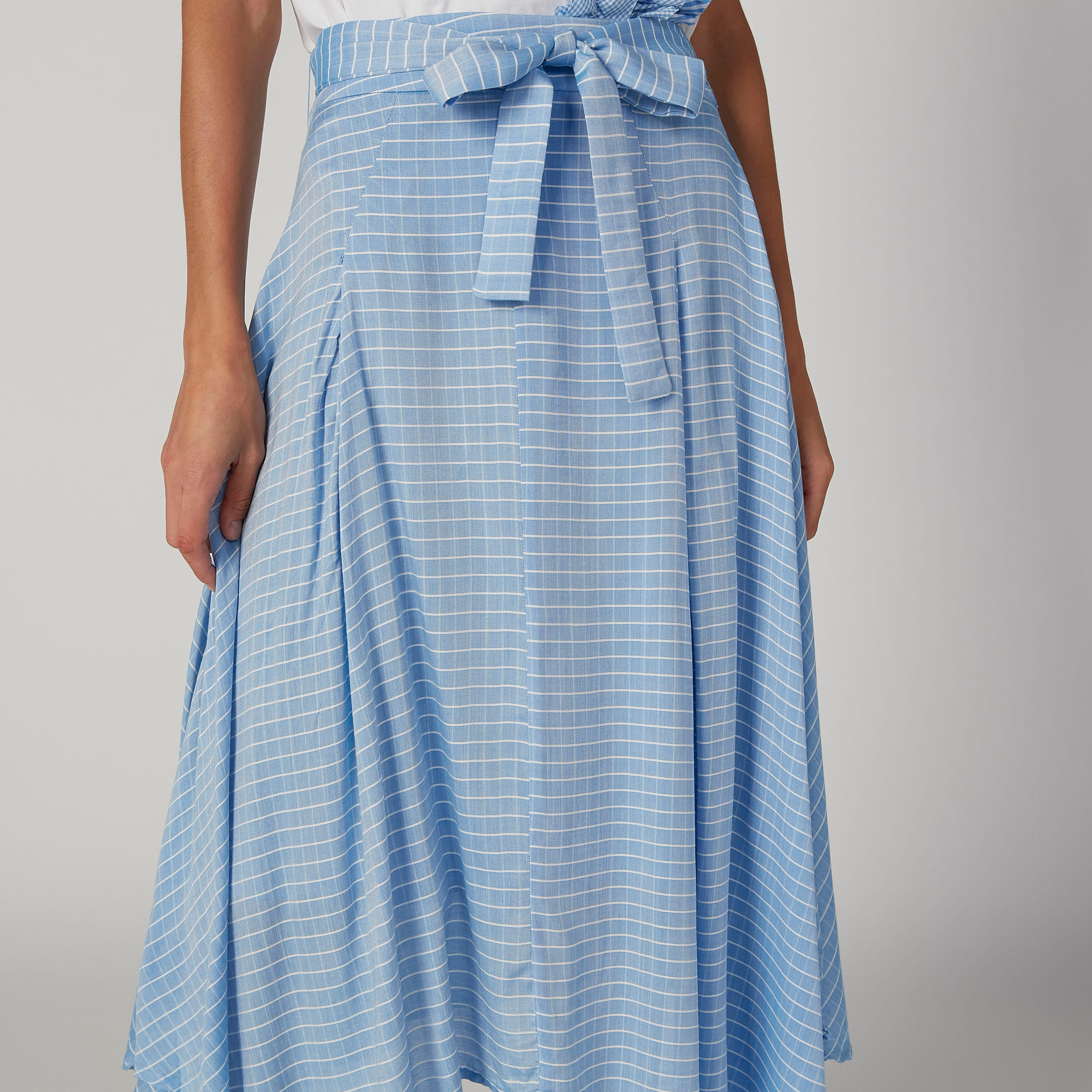 تنورة ميدي مقلّمة بحواف غير مستوية وأربطة من آيكونيك-women-clothing-bottoms-skirts-image-3