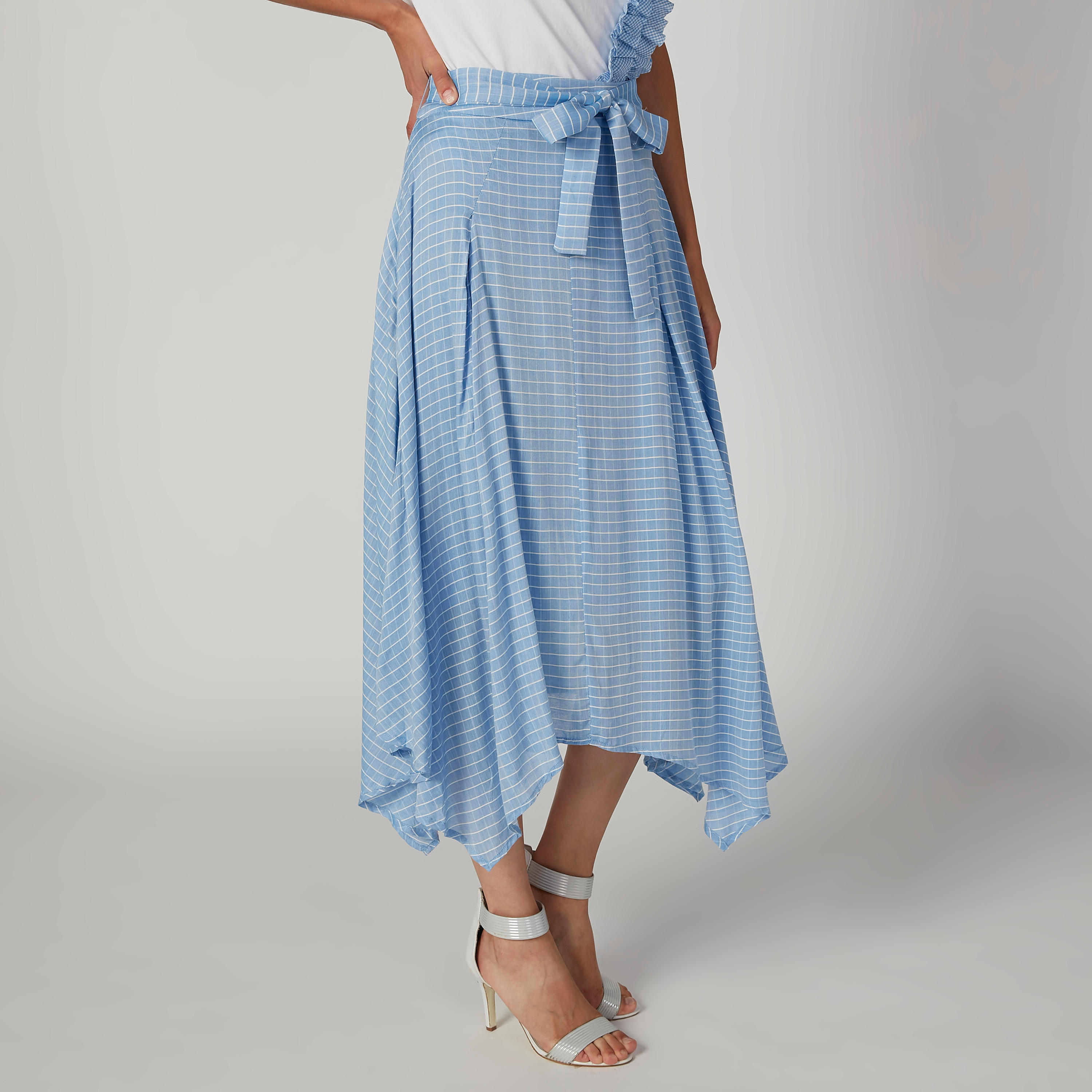 تنورة ميدي مقلّمة بحواف غير مستوية وأربطة من آيكونيك-women-clothing-bottoms-skirts-image-5
