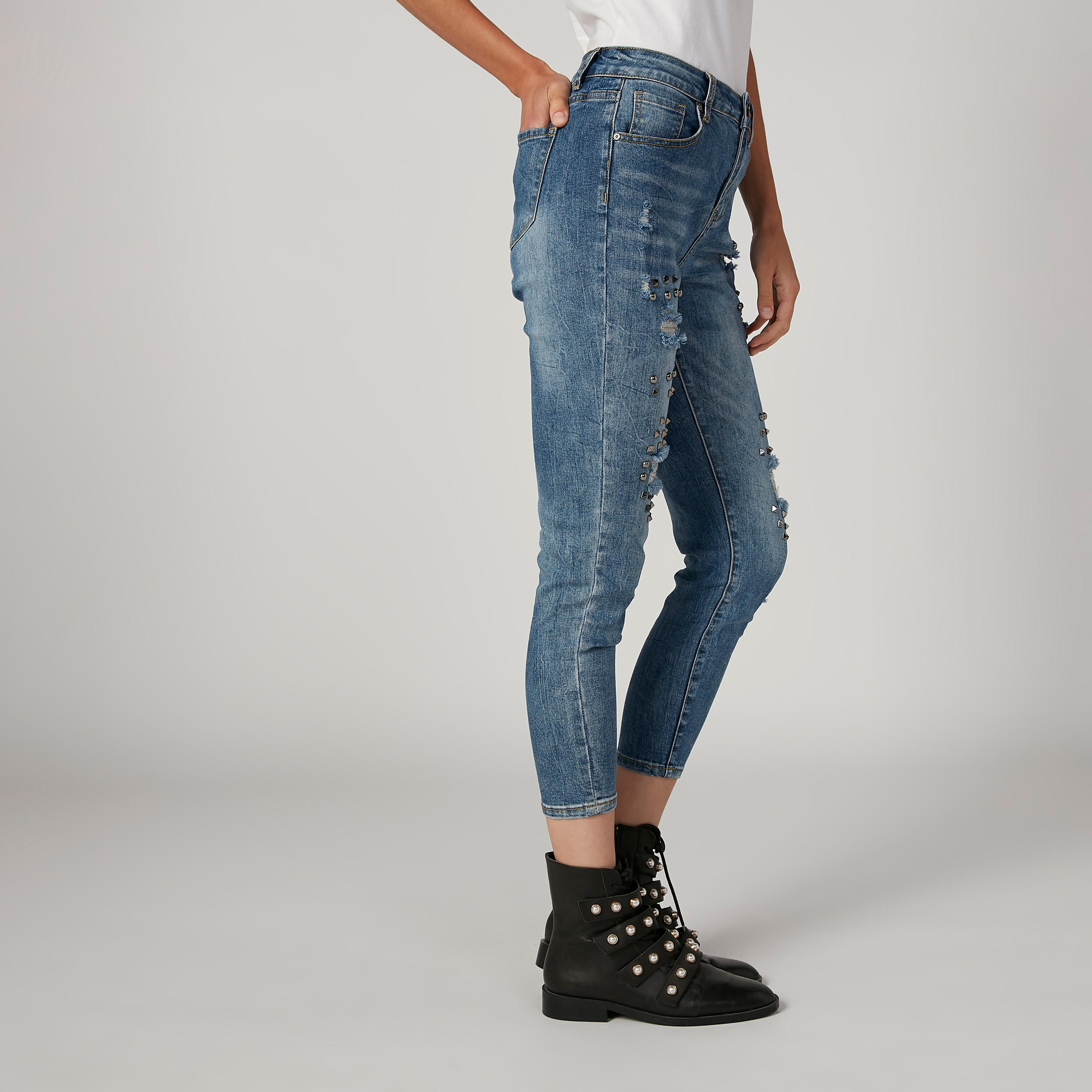 بنطلون جينز ممزّق بجيوب وتفاصيل مرصّعة من آيكونيك-women-clothing-bottoms-jeans-image-5