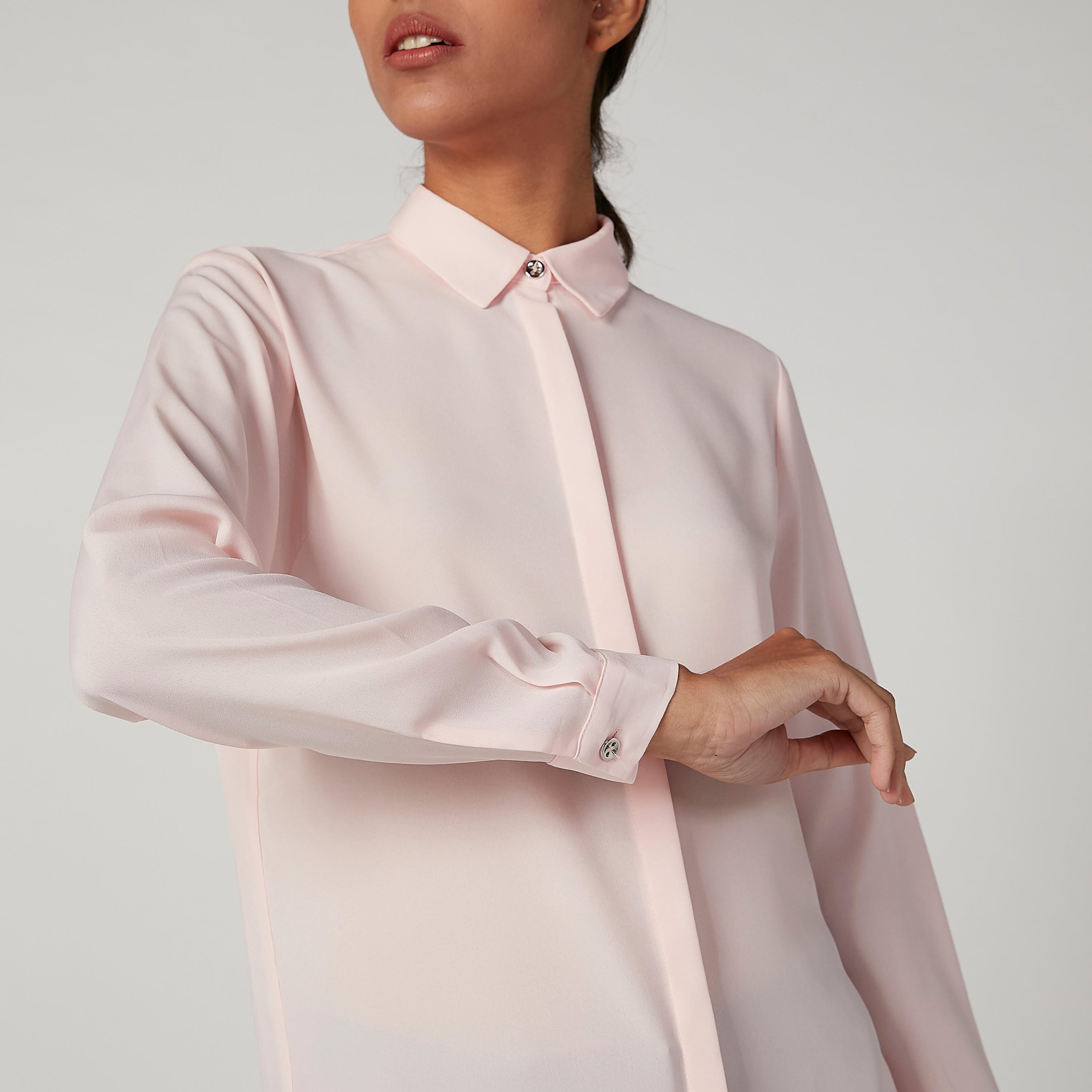 بلوزة سادة بياقة عاديّة وأكمام طويلة من آيكونيك-women-clothing-shirtsandblouses-blouses-image-4