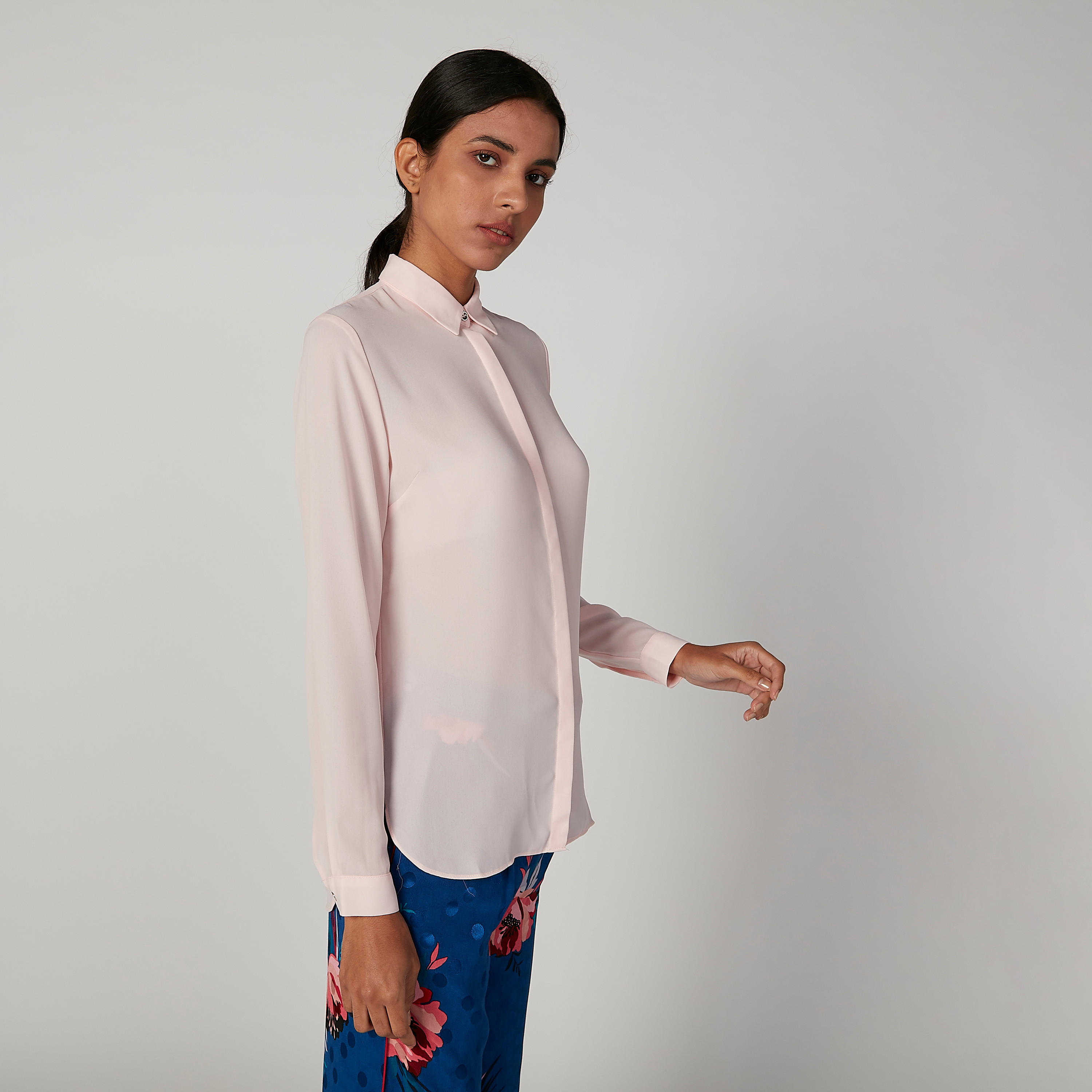 بلوزة سادة بياقة عاديّة وأكمام طويلة من آيكونيك-women-clothing-shirtsandblouses-blouses-image-2