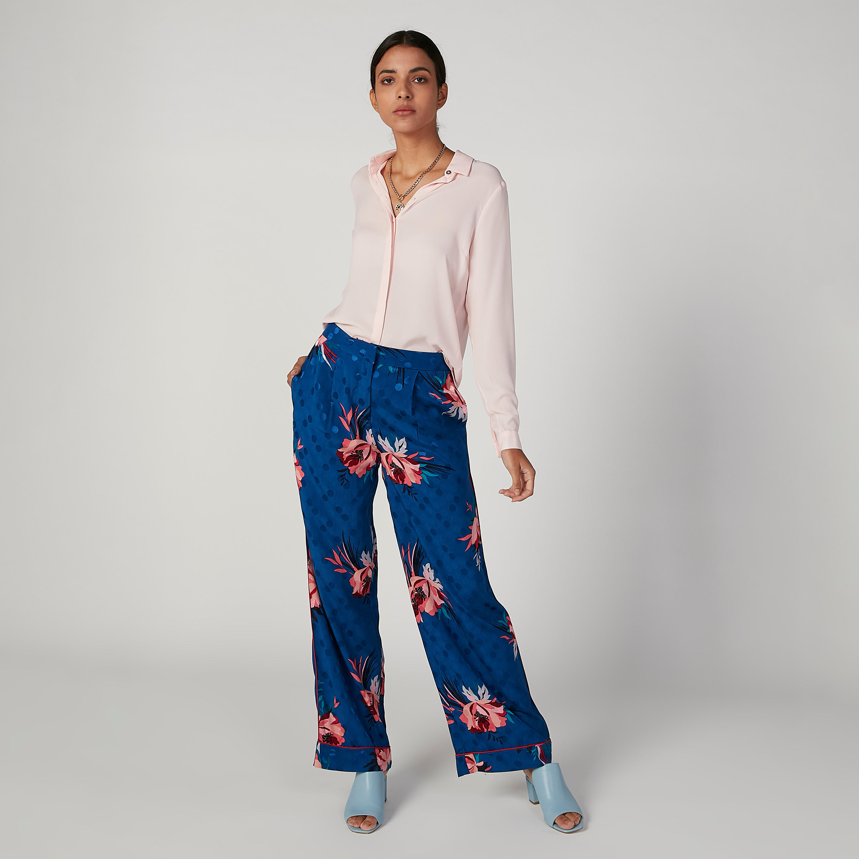 بلوزة سادة بياقة عاديّة وأكمام طويلة من آيكونيك-women-clothing-shirtsandblouses-blouses-image-1