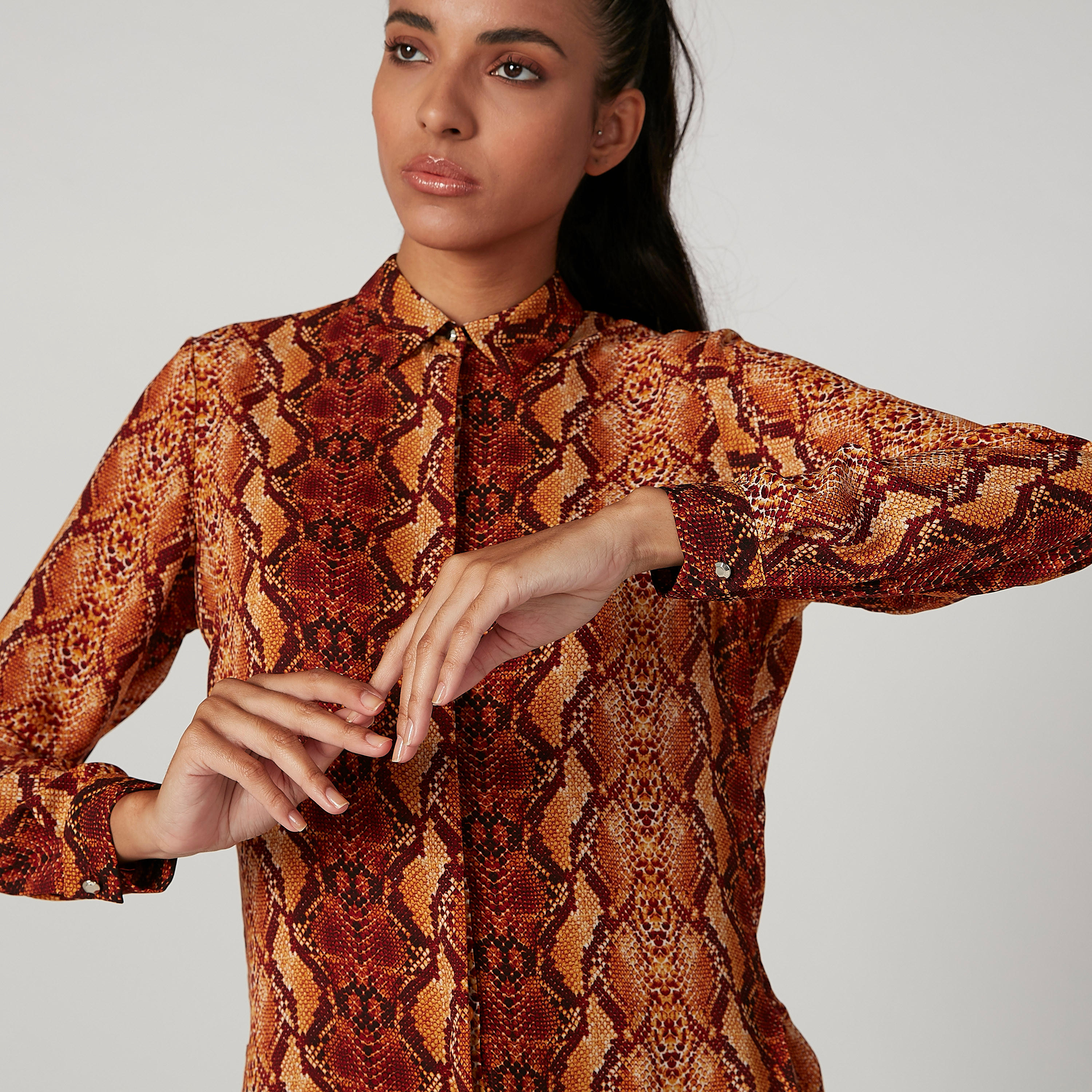 قميص بياقة عادية وأكمام طويلة وطبعات حيوانات من آيكونيك-women-clothing-shirtsandblouses-shirts-image-3