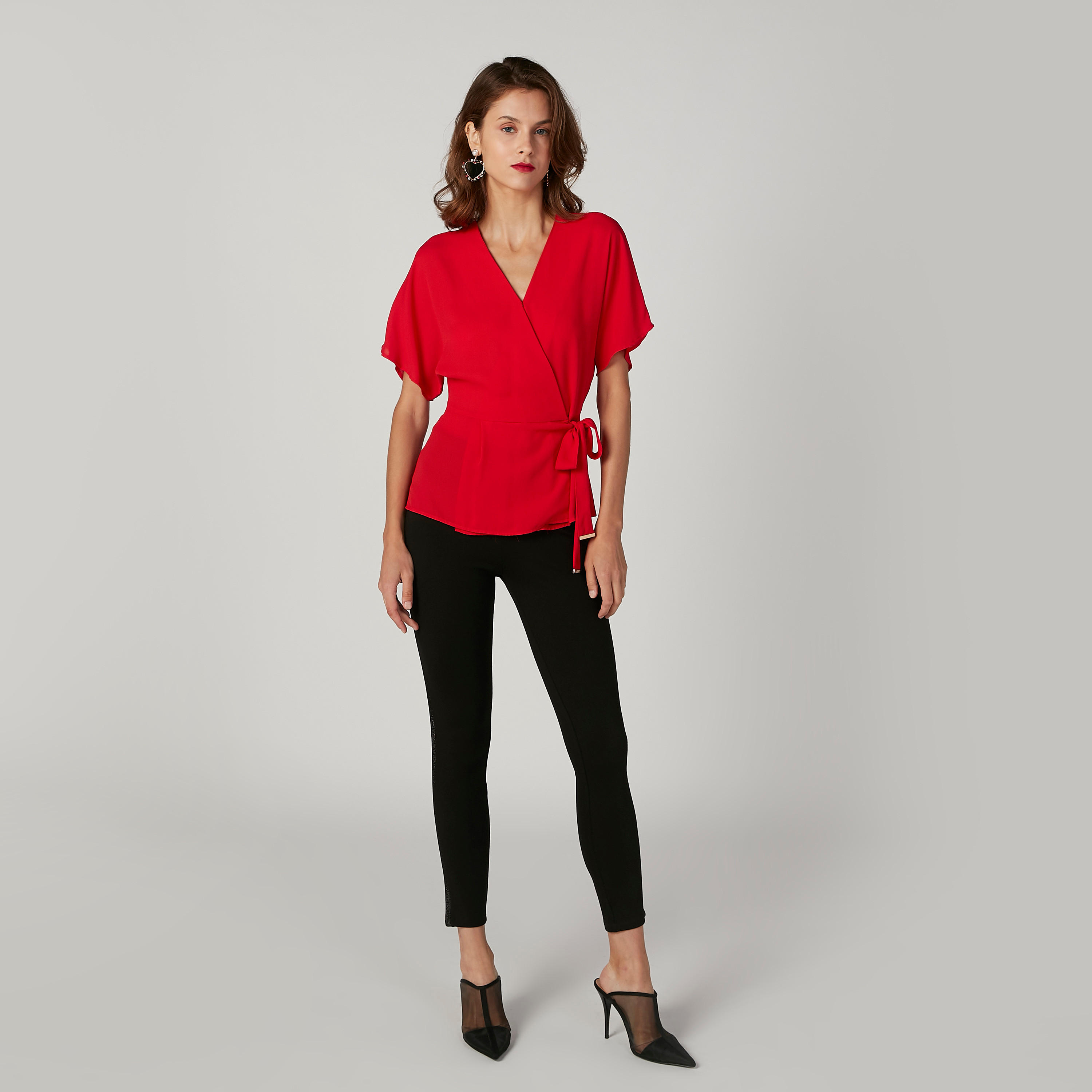 بلوزة سادة بياقة V وأربطة من آيكونيك-women-clothing-shirtsandblouses-blouses-image-4
