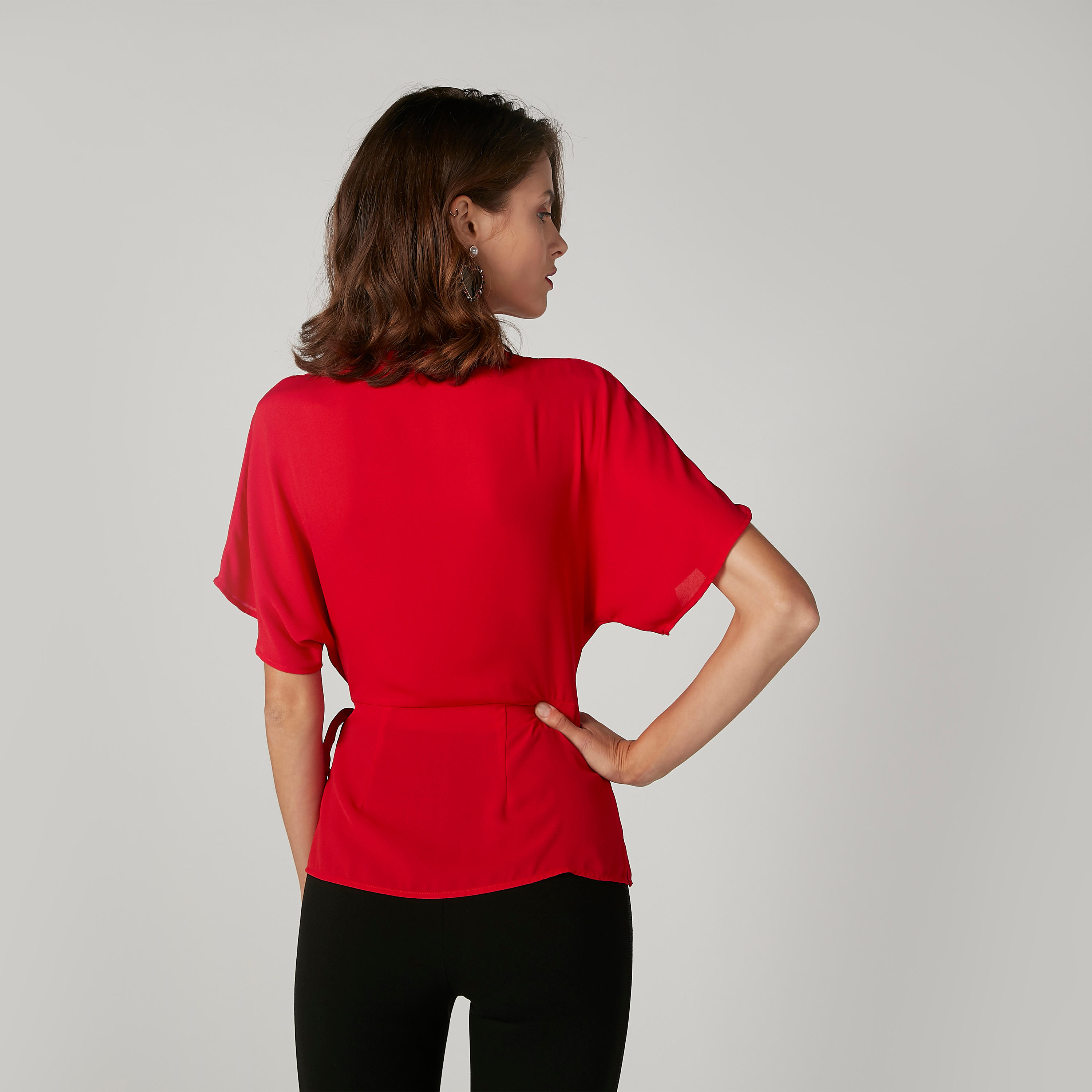 بلوزة سادة بياقة V وأربطة من آيكونيك-women-clothing-shirtsandblouses-blouses-image-2