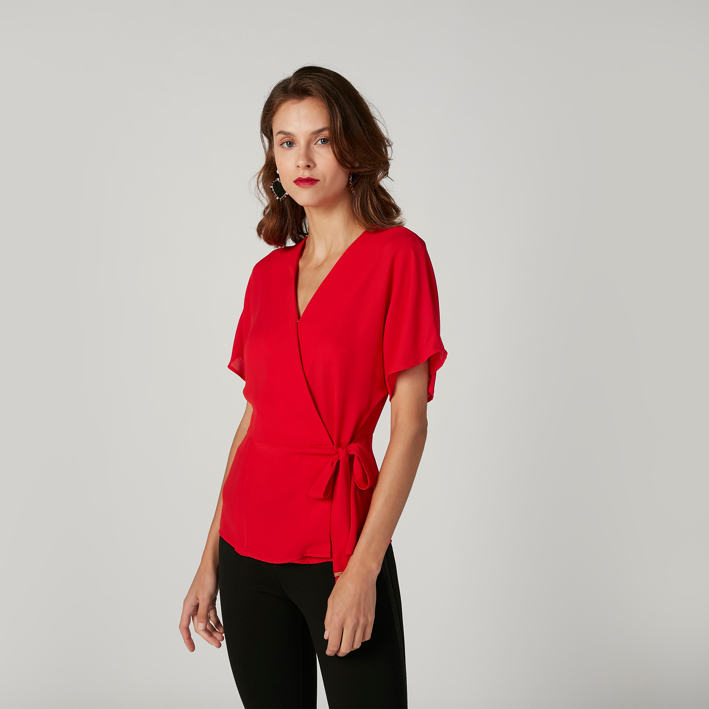 بلوزة سادة بياقة V وأربطة من آيكونيك-women-clothing-shirtsandblouses-blouses-image-1
