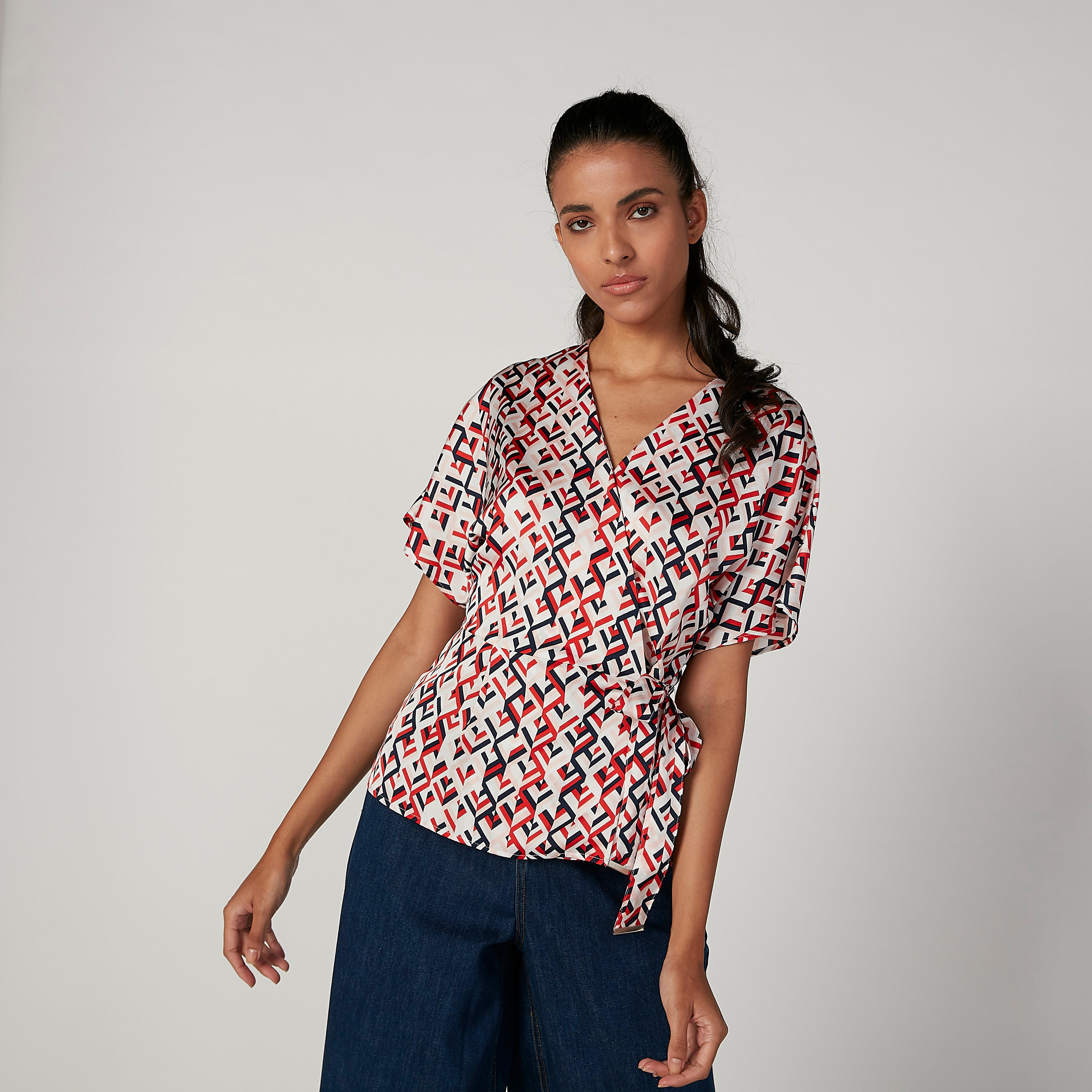 بلوزة بياقة V وأكمام قصيرة وطبعات من آيكونيك-women-clothing-shirtsandblouses-blouses-image-1