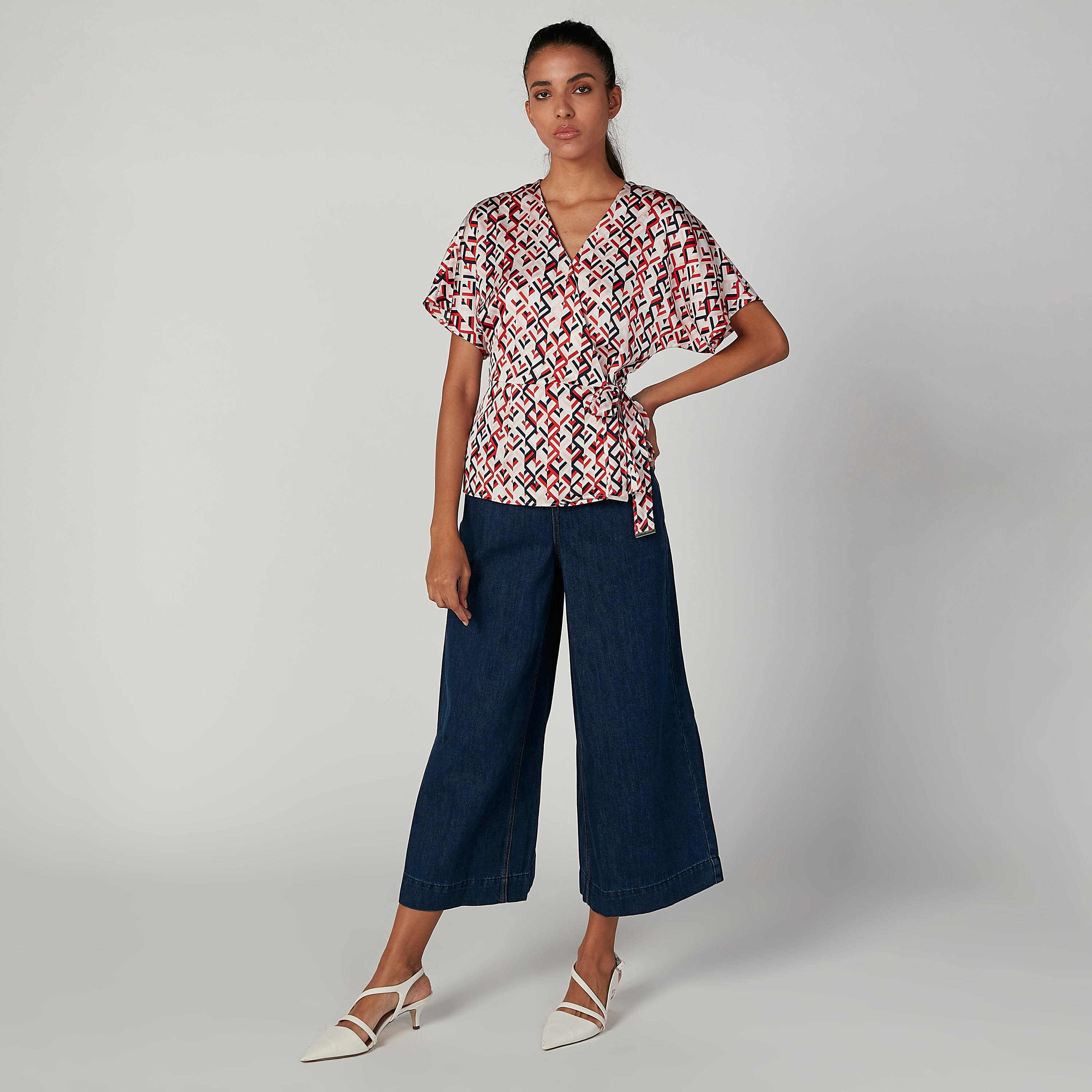 بلوزة بياقة V وأكمام قصيرة وطبعات من آيكونيك-women-clothing-shirtsandblouses-blouses-image-2