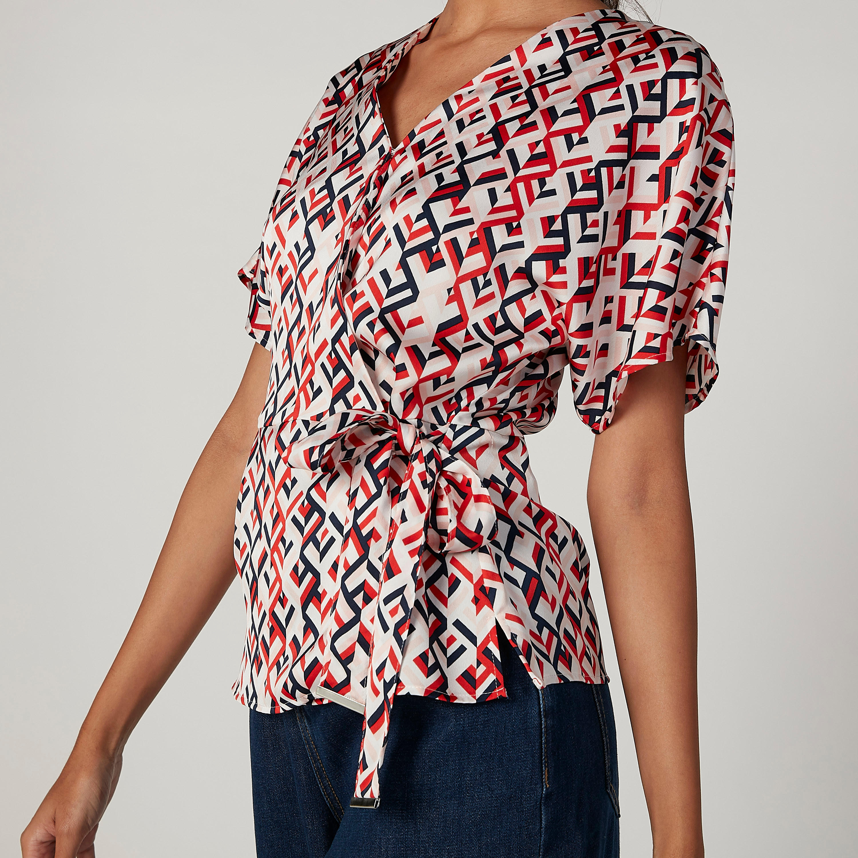 بلوزة بياقة V وأكمام قصيرة وطبعات من آيكونيك-women-clothing-shirtsandblouses-blouses-image-3