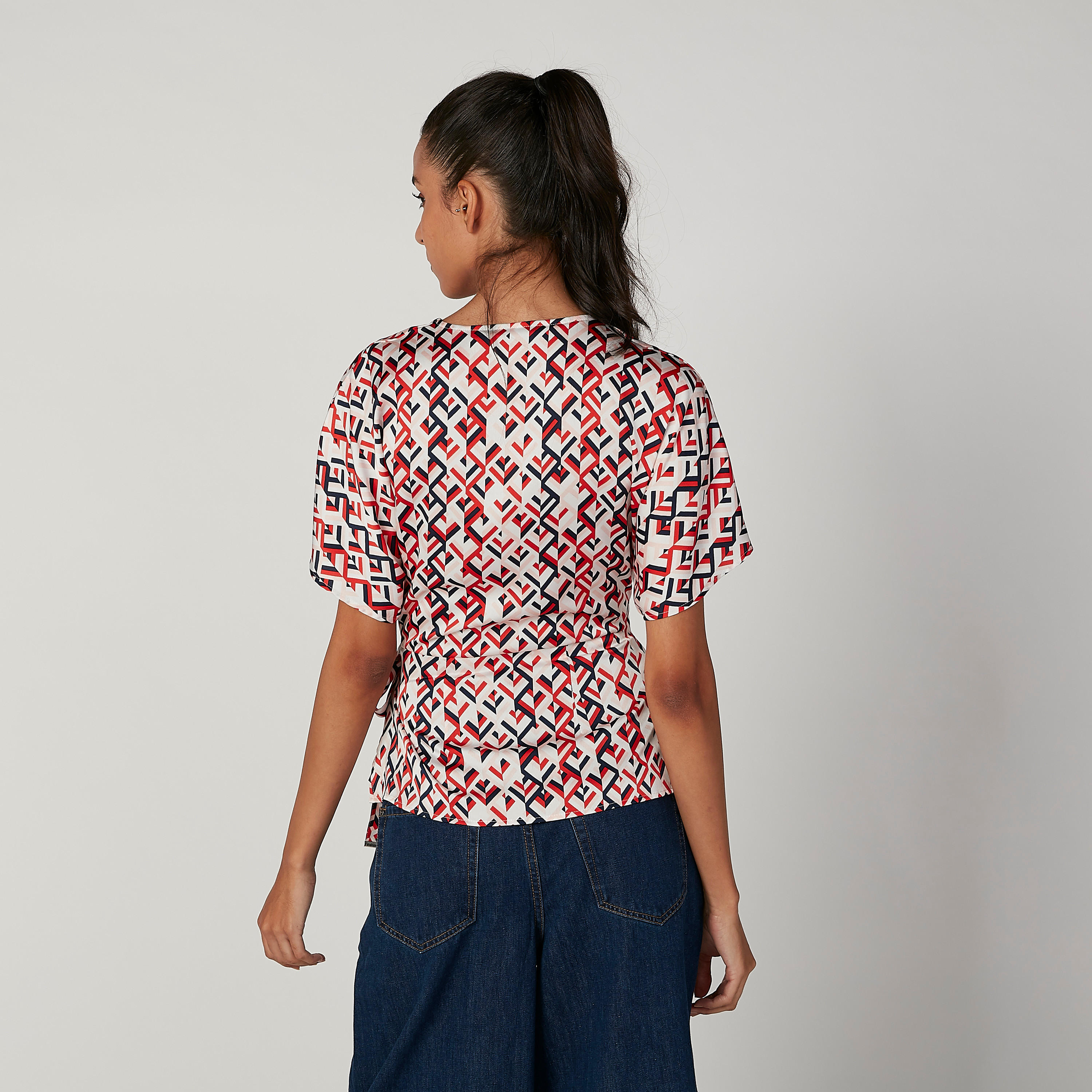 بلوزة بياقة V وأكمام قصيرة وطبعات من آيكونيك-women-clothing-shirtsandblouses-blouses-image-4