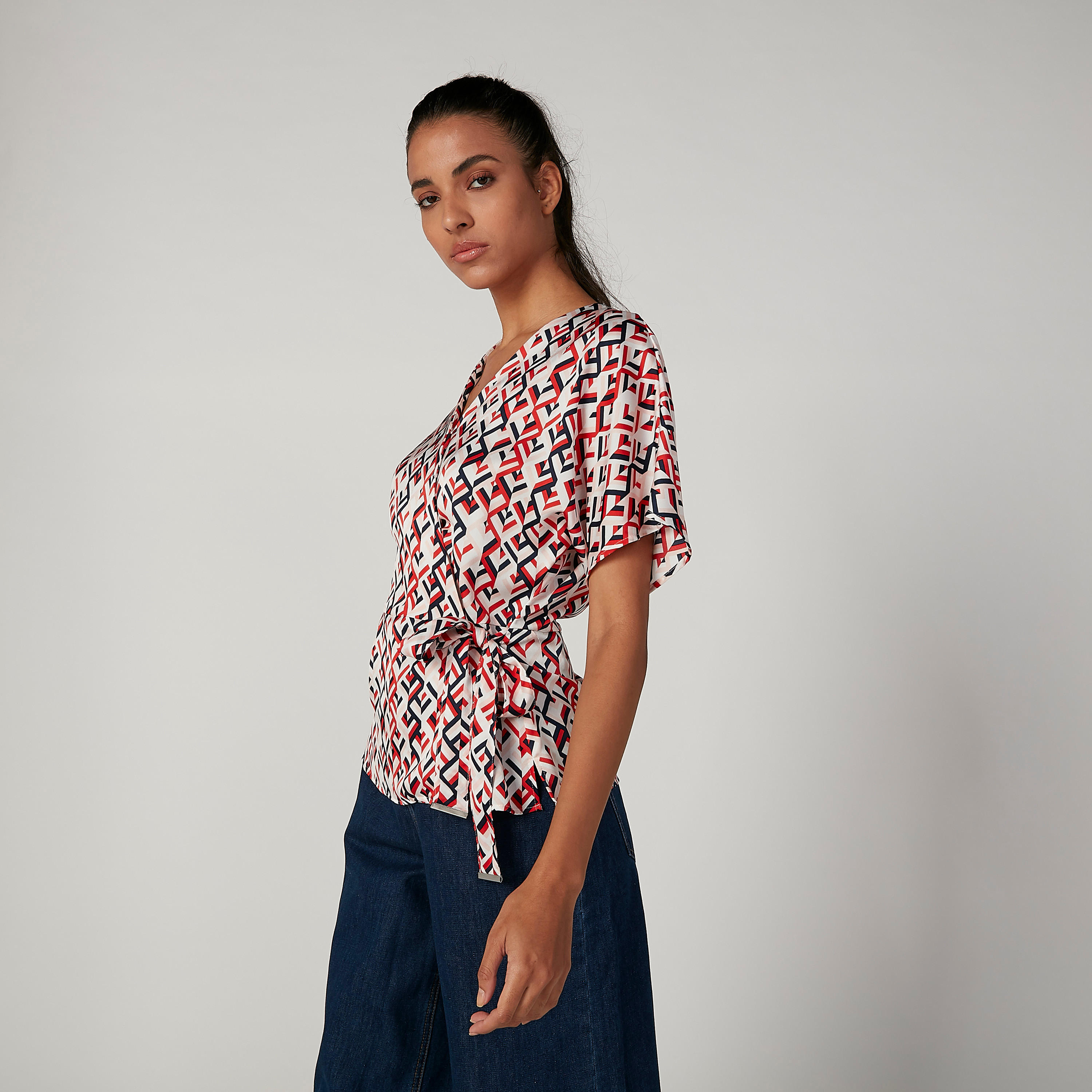بلوزة بياقة V وأكمام قصيرة وطبعات من آيكونيك-women-clothing-shirtsandblouses-blouses-image-5