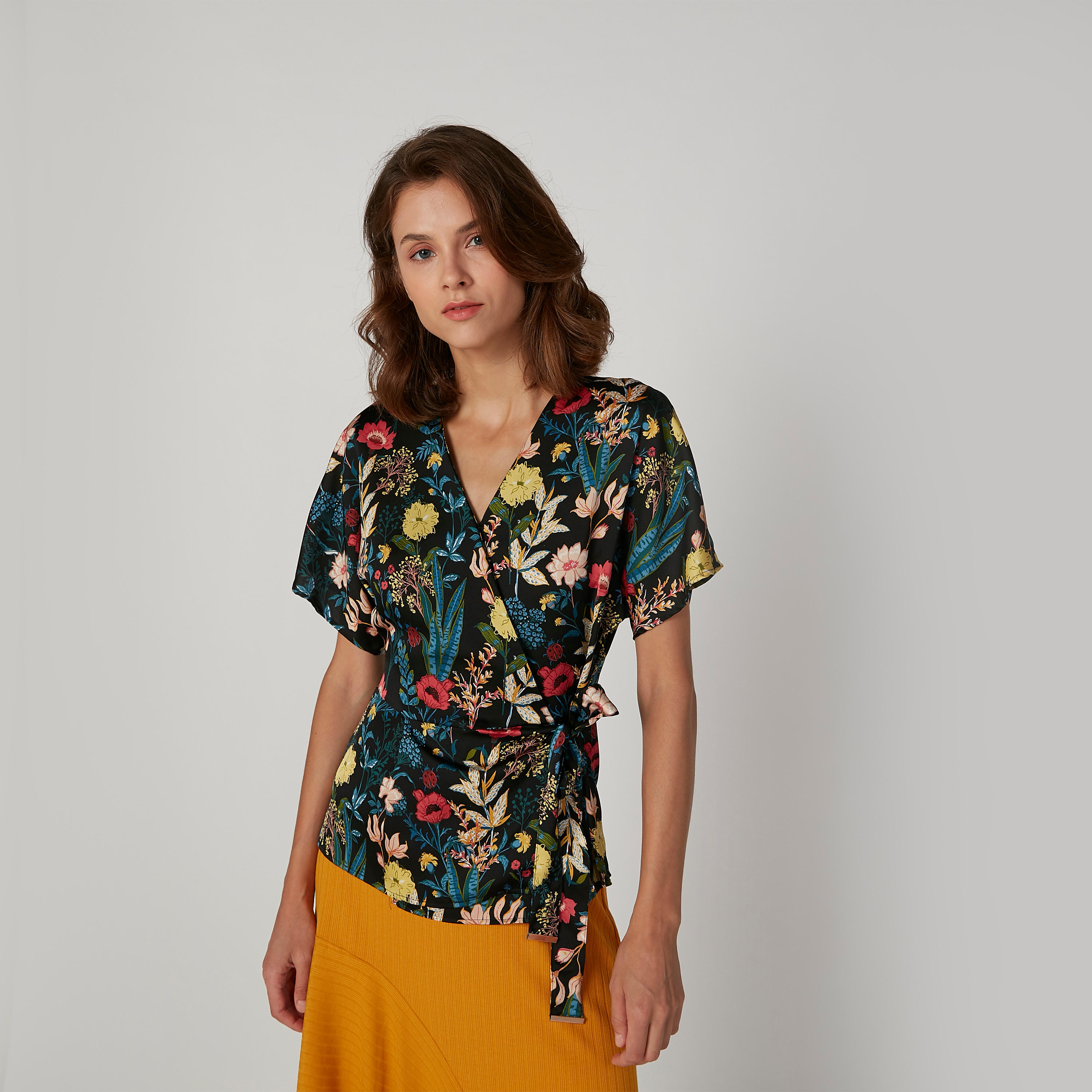 بلوزة ملفوفة بياقة V وأربطة وطبعات من آيكونيك-women-clothing-shirtsandblouses-blouses-image-5